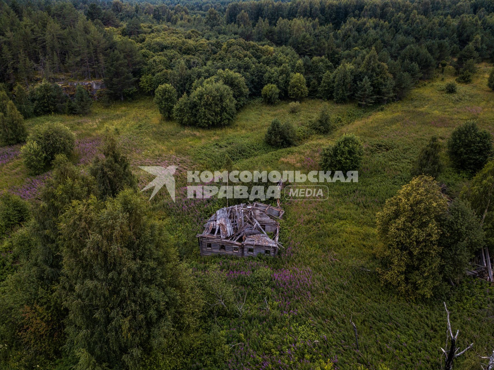 Республика Карелия, Пегрема. Вид сверху на разрушенные дома в заброшенной деревне.