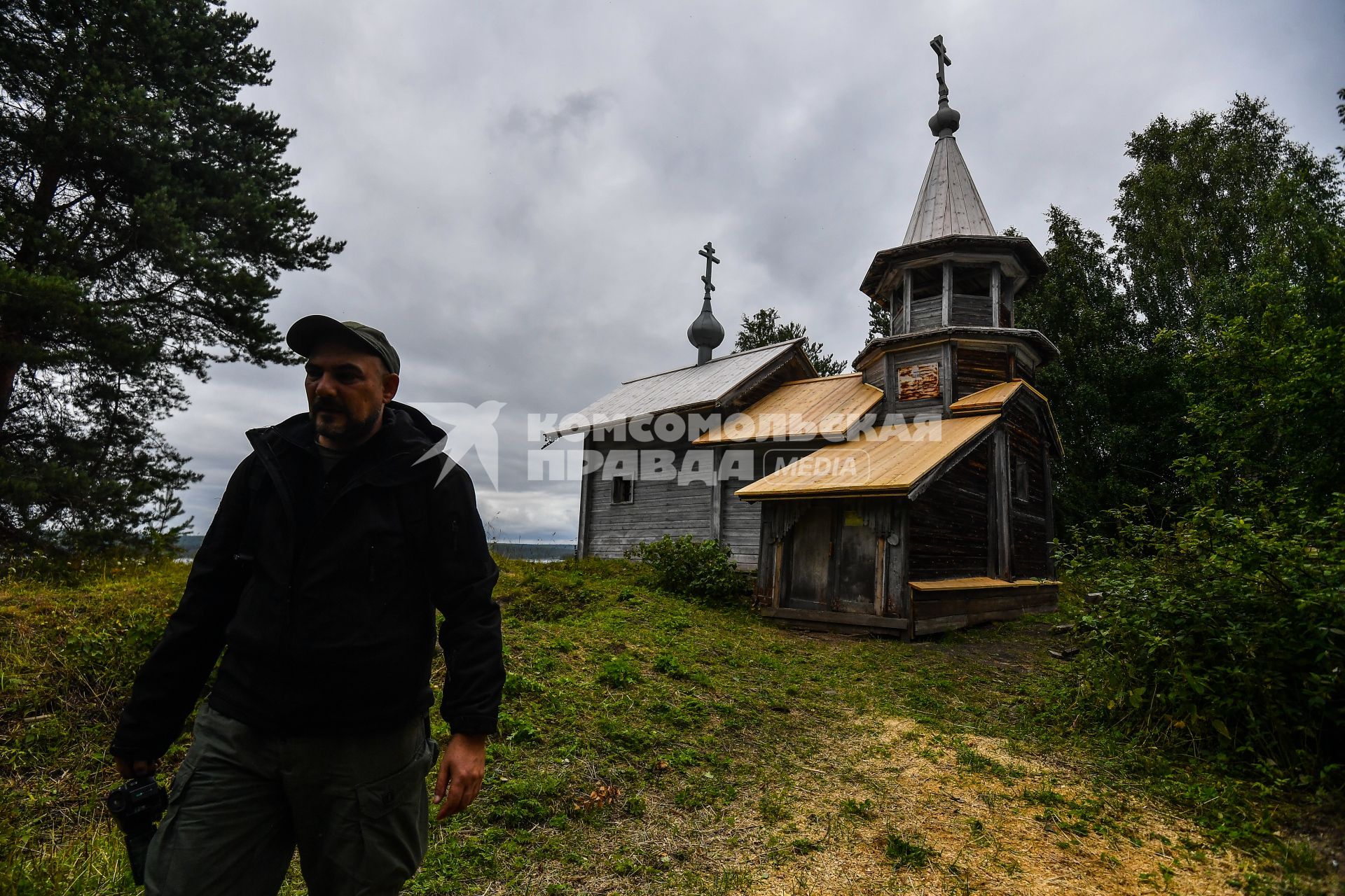 Республика Карелия, Пегрема. Корреспондент `Комсомольской правды` Дмитрий Стешин  у деревянной часовни 18 в. Варлаама Хутынского в  заброшенной деревне.