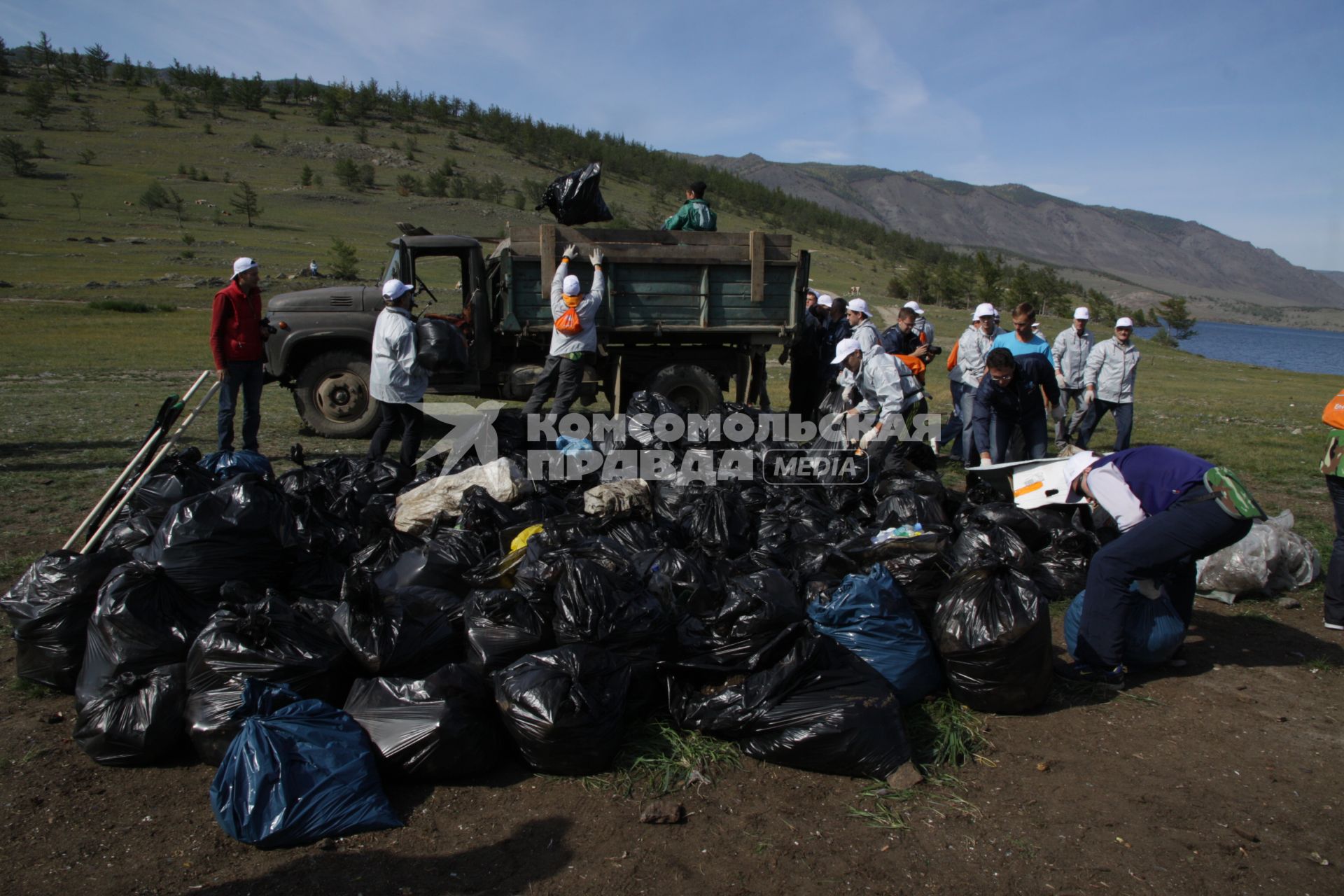 Иркутск. Компания En+ Group провела ежегодную  с 2011 года экологическую акцию `360`, участники которой убирали мусор на берегу Байкала.