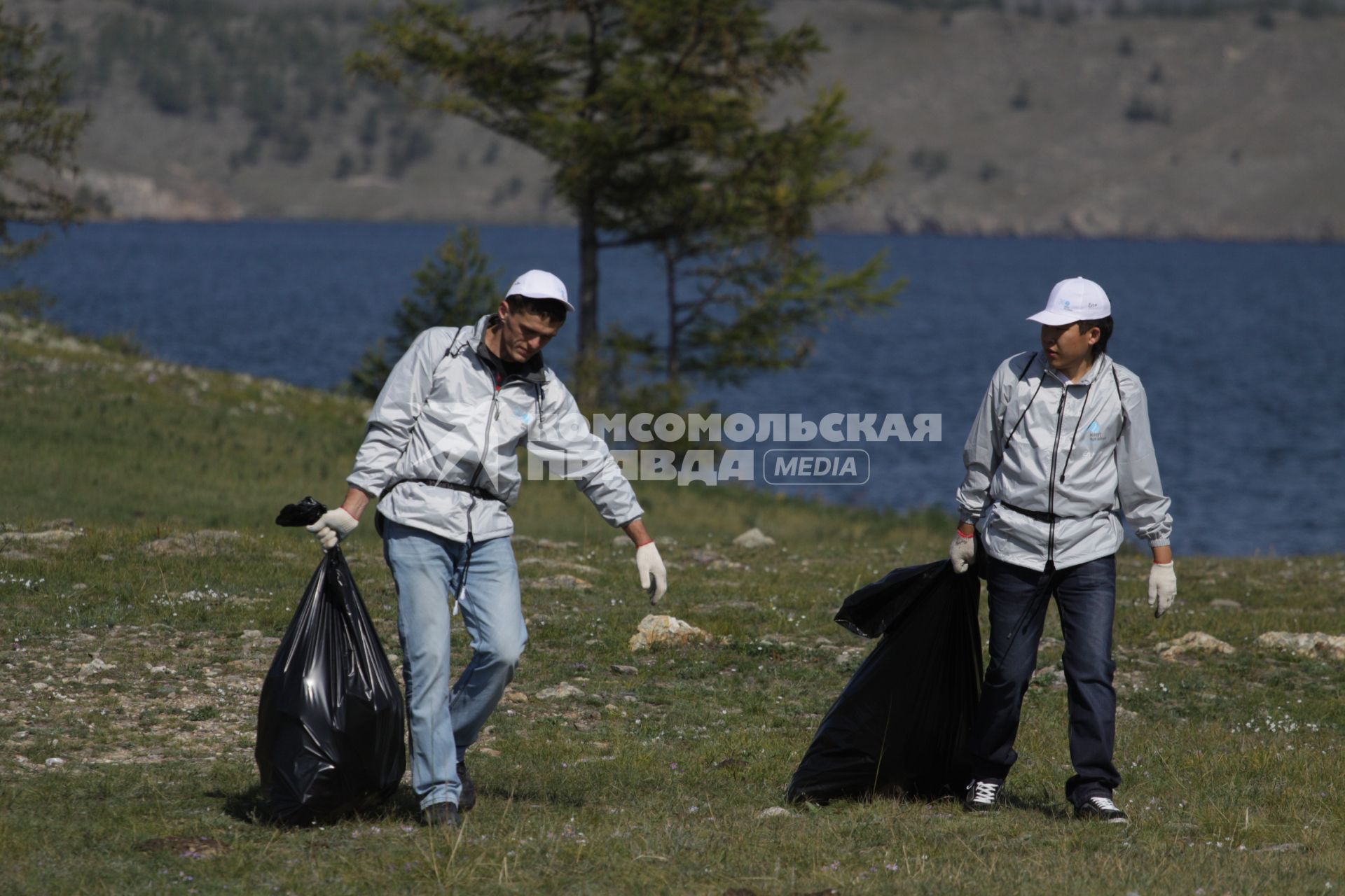 Иркутск. Компания En+ Group провела ежегодную  с 2011 года экологическую акцию `360`, участники которой убирали мусор на берегу Байкала.