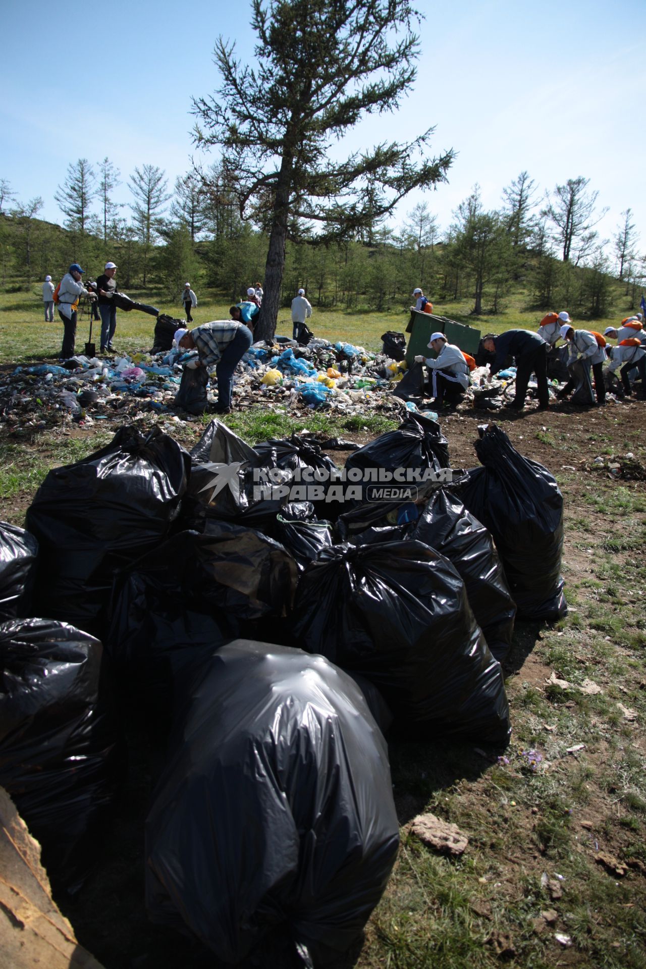 Иркутск. Компания En+ Group провела ежегодную  с 2011 года экологическую акцию `360`, участники которой убирали мусор на берегу Байкала.