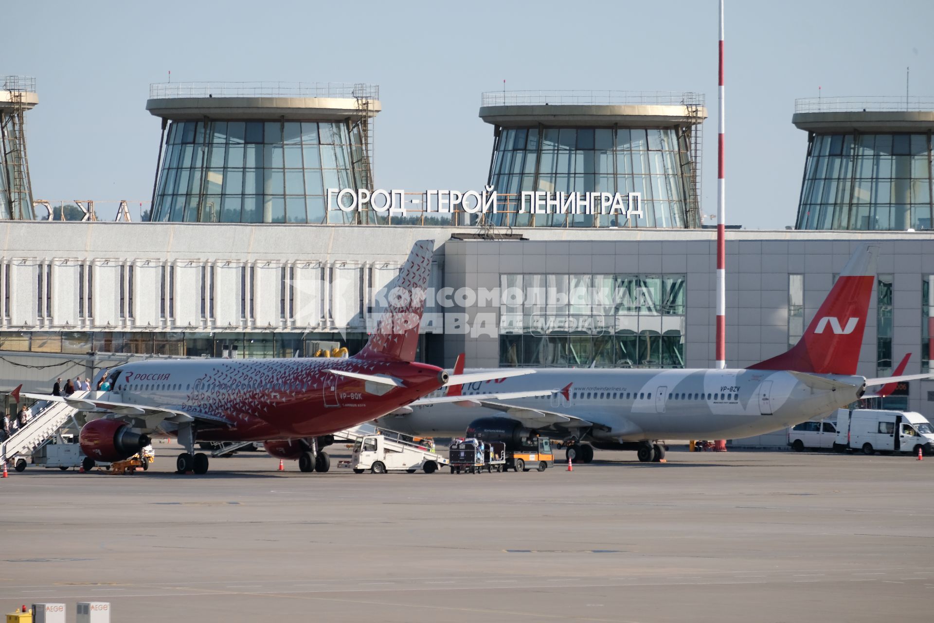 Санкт-Петербург. Аэробус авиакомпании `Россия` на  взлетном поле аэропорта `Пулково`.