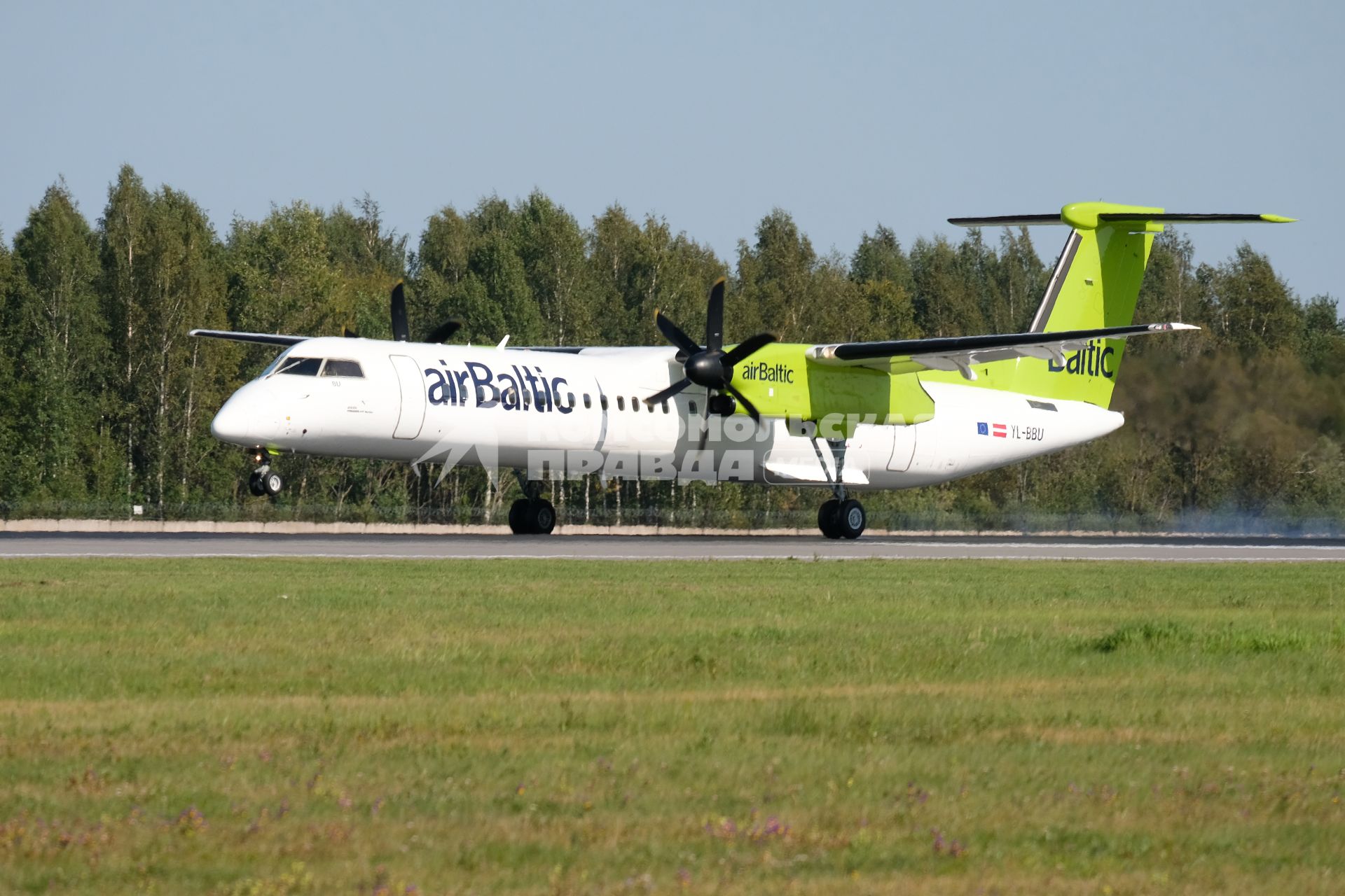 Санкт-Петербург. Аэробус авиакомпании `air Baltic` на  взлетной полосе аэропорта `Пулково`.