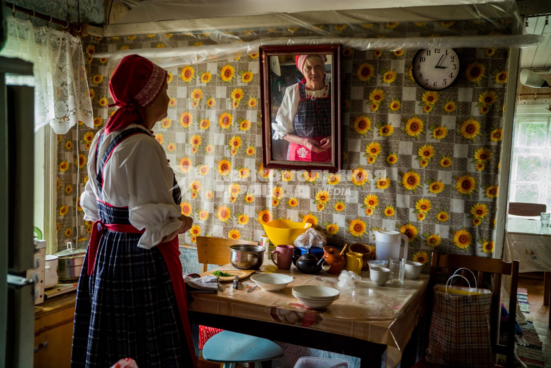 Республика Карелия, деревня Корза. Местная жительница в национальном карельском костюме .
