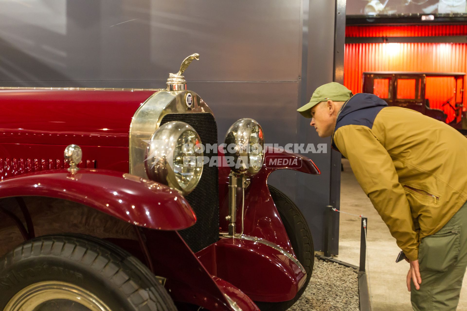 Москва.  Автомобиль Isotta Fraschini Milano на выставке автомобильного музея `Моторы Октября` на территории завода `Кристалл`.