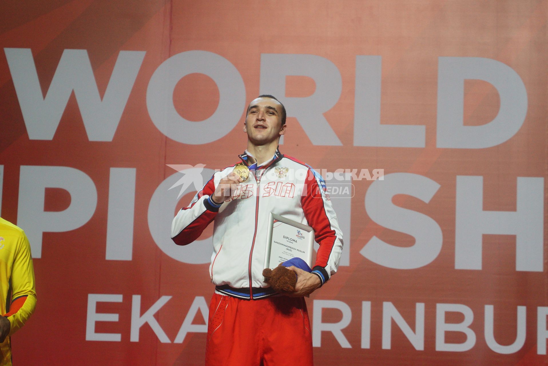 Екатеринбург. Чемпионат мира по боксу среди любителей AIBA-2019. Российский боксер Муслим Гаджимагомедов во время церемонии награждение за победу в бое за звание мемпиона мира в весовой категории до 91 кг против Эквадорского боксера Хулио Сезара Кастильо Торреса