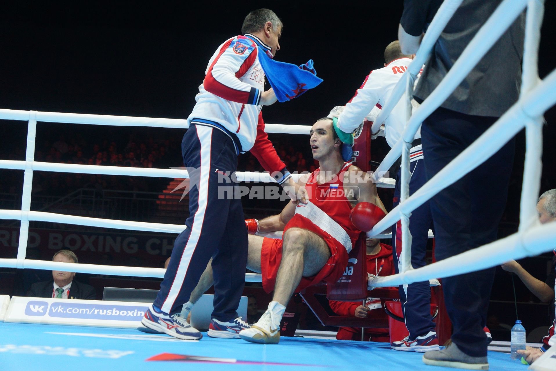 Екатеринбург. Чемпионат мира по боксу среди любителей AIBA-2019. Бой за звание мемпиона мира в весовой категории до 91 кг. Российский боксер Муслим Гаджимагомедов (в красном) и Эквадорский боксер Хулио Сезара Кастильо Торреса (в синем)