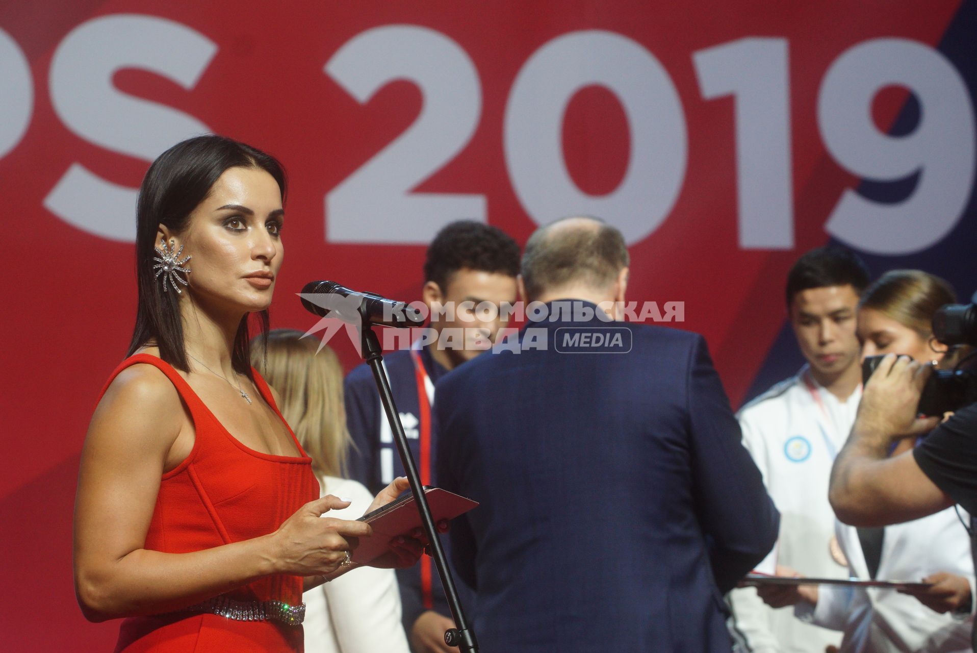 Екатеринбург. Чемпионат мира по боксу среди любителей AIBA-2019. Телеведущая Тина Канделаки во время церемонии награждения