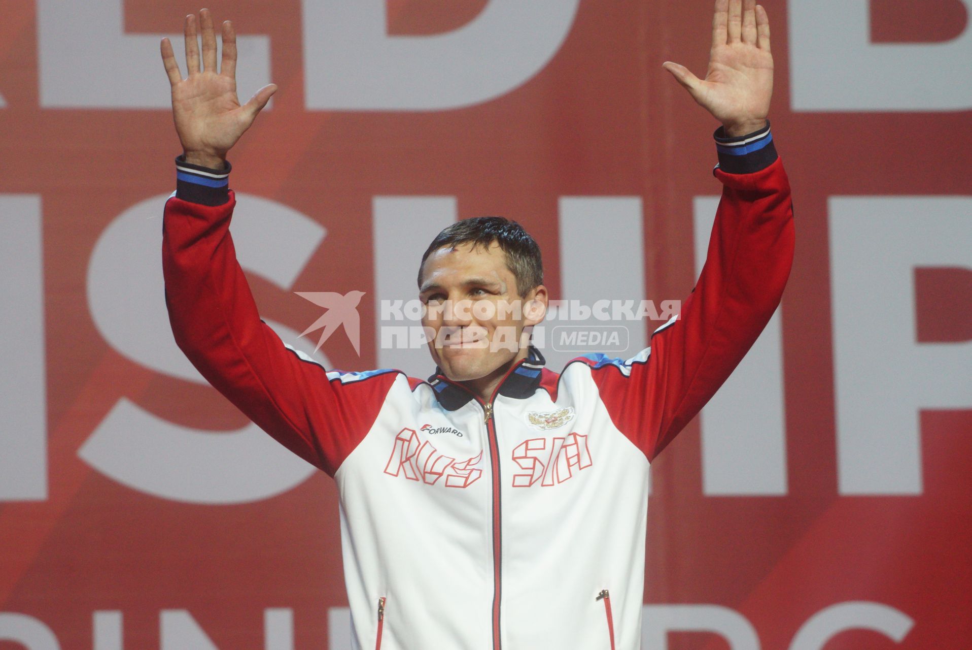 Екатеринбург. Чемпионат мира по боксу среди любителей AIBA-2019. Российский боксер Андрей Замковой во время церемонии награждение за победу в бое за звание мемпиона мира в весовой категории до 69кг против Английского боксера Пэта Маккормака