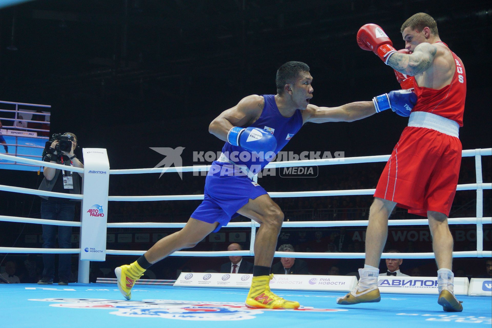 Екатеринбург. Чемпионат мира по боксу среди любителей AIBA-2019. Бой за звание мемпиона мира в весовой категории до 75 кг. Российский боксер Глеб Бакши (в красном) и Филиппинский боксер Марсьяль Феликс (в синем)