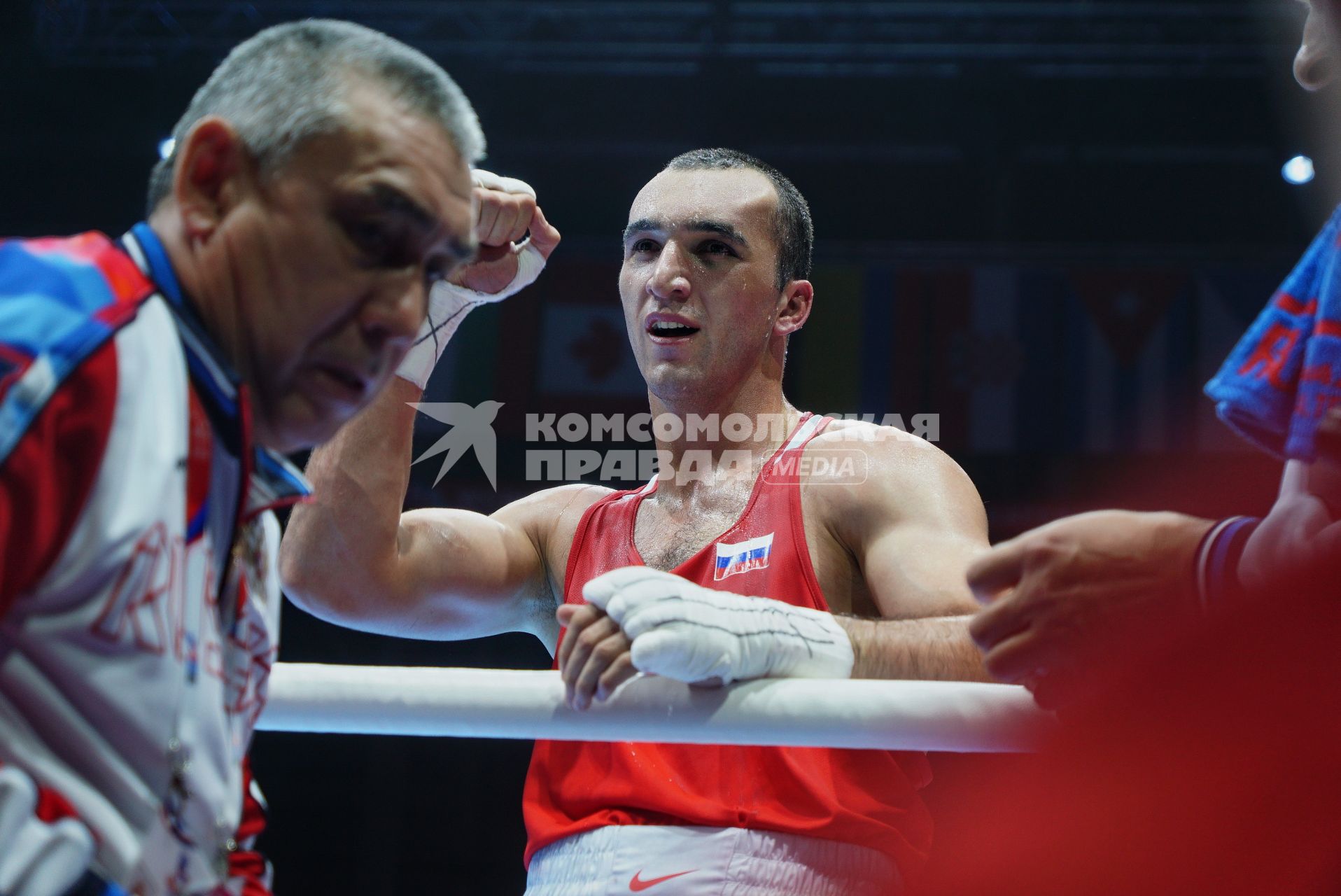 Екатеринбург. Чемпионат мира по боксу среди любителей AIBA-2019. Бой за звание мемпиона мира в весовой категории до 91 кг. Российский боксер Муслим Гаджимагомедов (в красном) и Эквадорский боксер Хулио Сезара Кастильо Торреса (в синем)