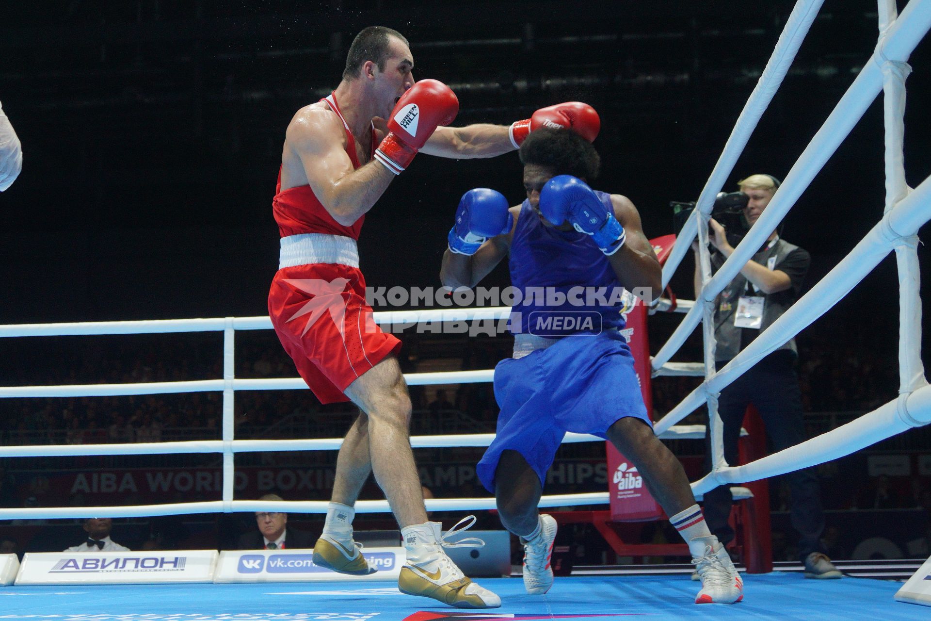 Екатеринбург. Чемпионат мира по боксу среди любителей AIBA-2019. Бой за звание мемпиона мира в весовой категории до 91 кг. Российский боксер Муслим Гаджимагомедов (в красном) и Эквадорский боксер Хулио Сезара Кастильо Торреса (в синем)