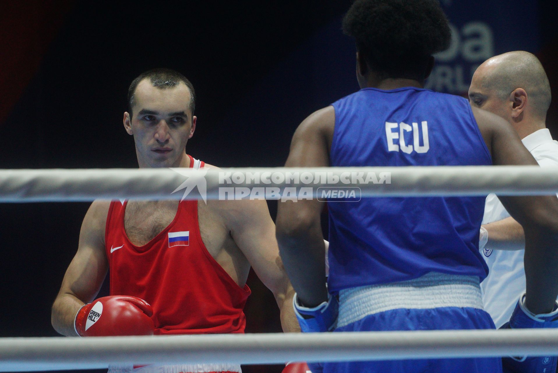 Екатеринбург. Чемпионат мира по боксу среди любителей AIBA-2019. Бой за звание мемпиона мира в весовой категории до 91 кг. Российский боксер Муслим Гаджимагомедов (в красном) и Эквадорский боксер Хулио Сезара Кастильо Торреса (в синем)