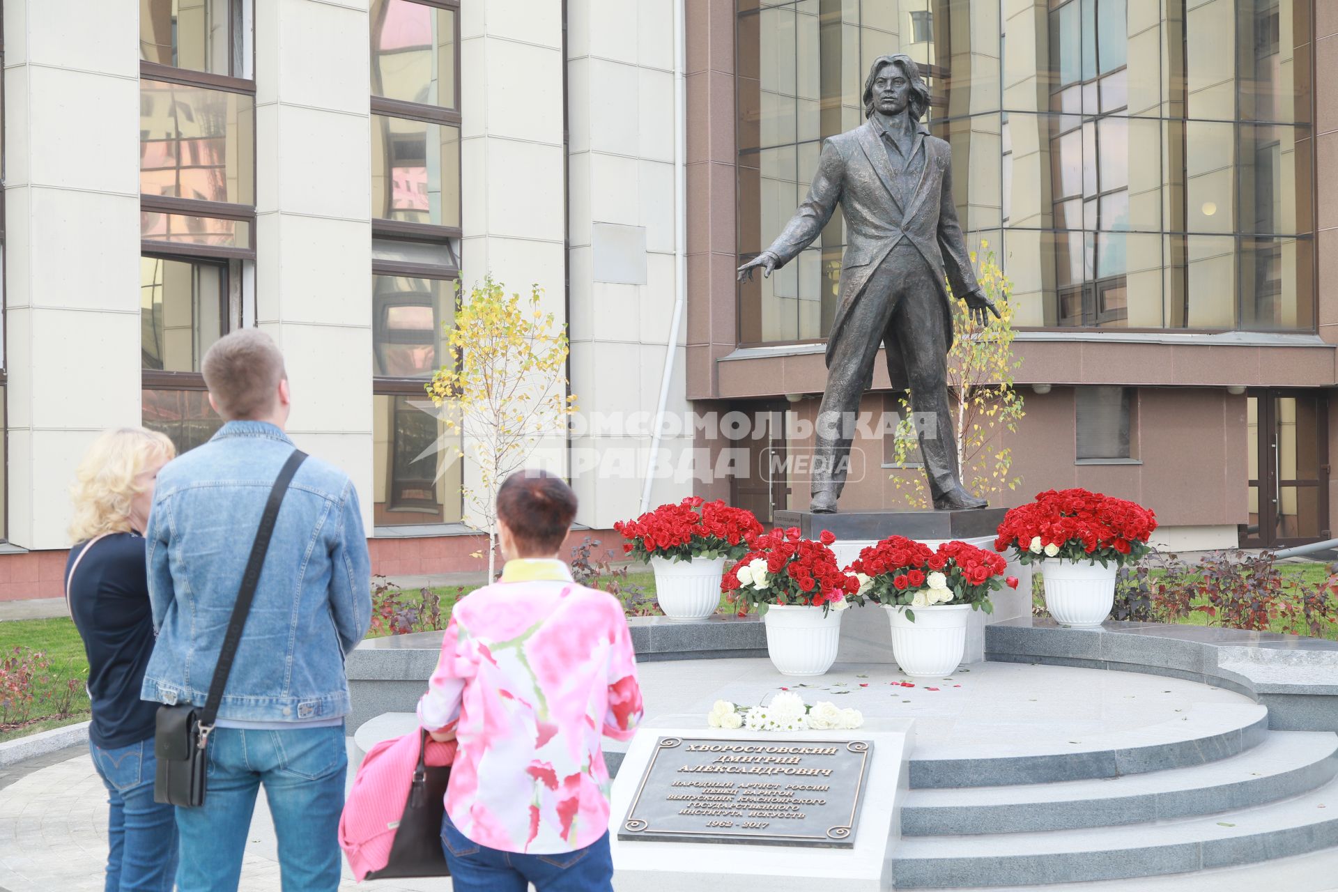 Красноярск. Памятник оперному певцу Дмитрию Хворостовскому в сквере на нижнем ярусе Сибирского государственного института искусств.