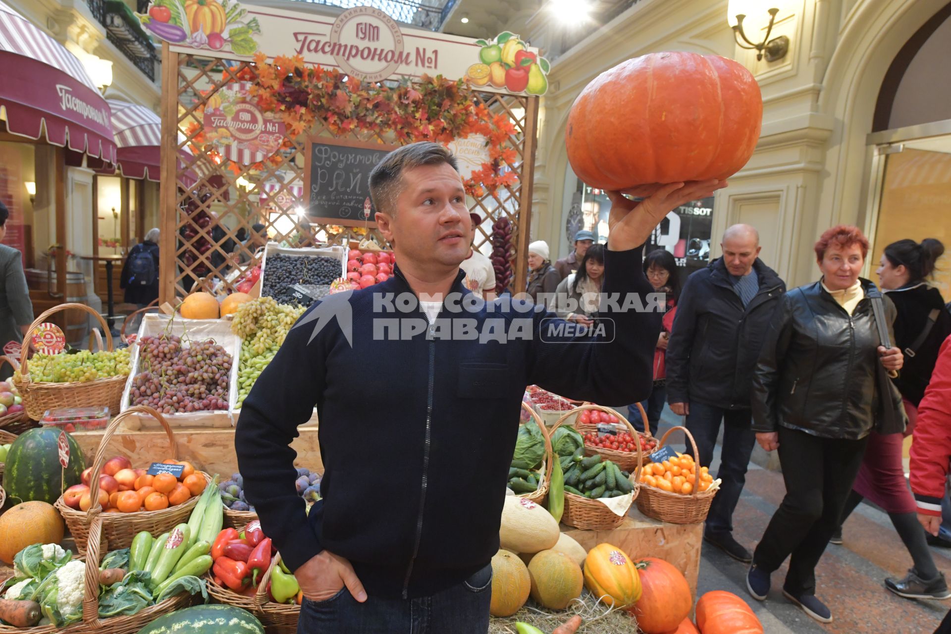 Москва.  Гимнаст,олимпийский чемпион Алексей Немов на  ежегодной выставке достижений сельского хозяйства в ГУМе.