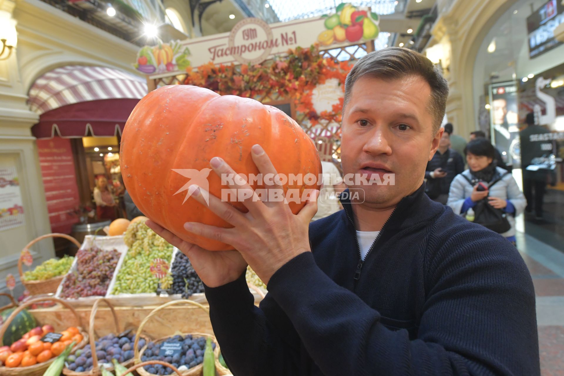 Москва.  Гимнаст,олимпийский чемпион Алексей Немов на  ежегодной выставке достижений сельского хозяйства в ГУМе.