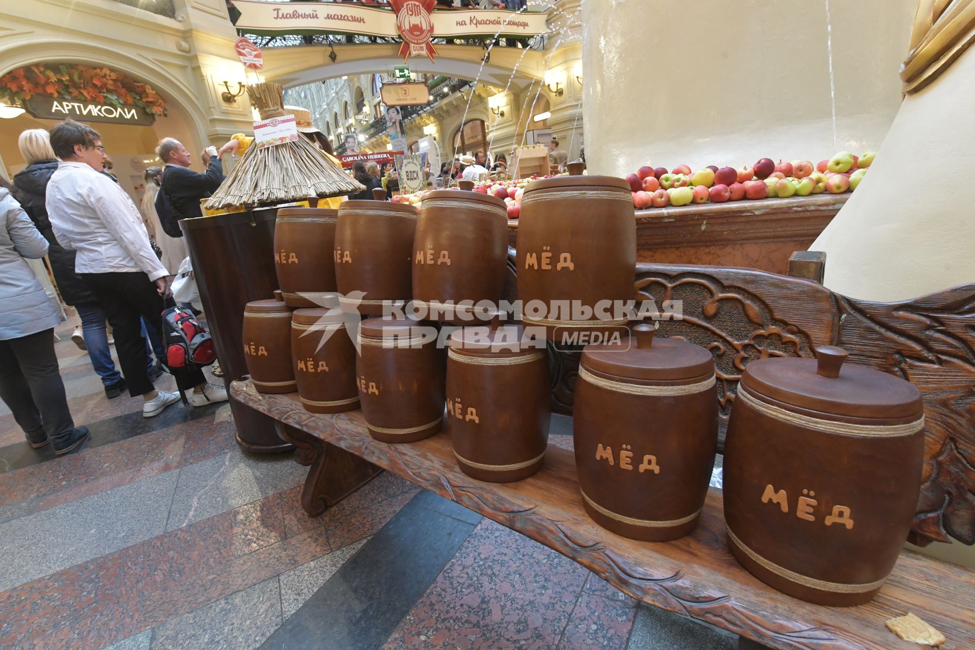 Москва.  Торговля медом  на  ежегодной выставке достижений сельского хозяйства в ГУМе.