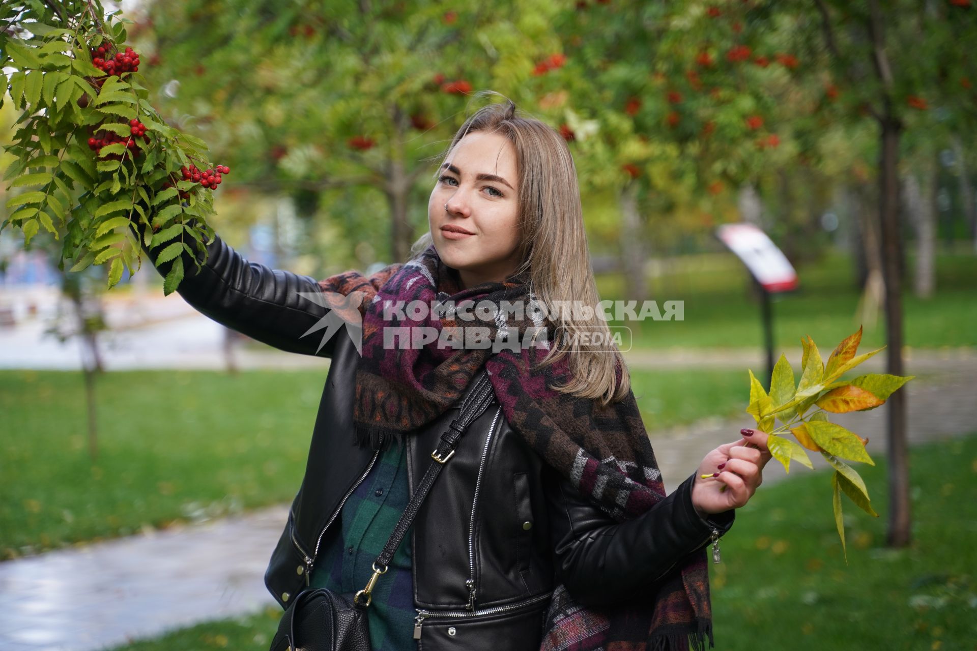 Самара.  Девушка с рябиной.