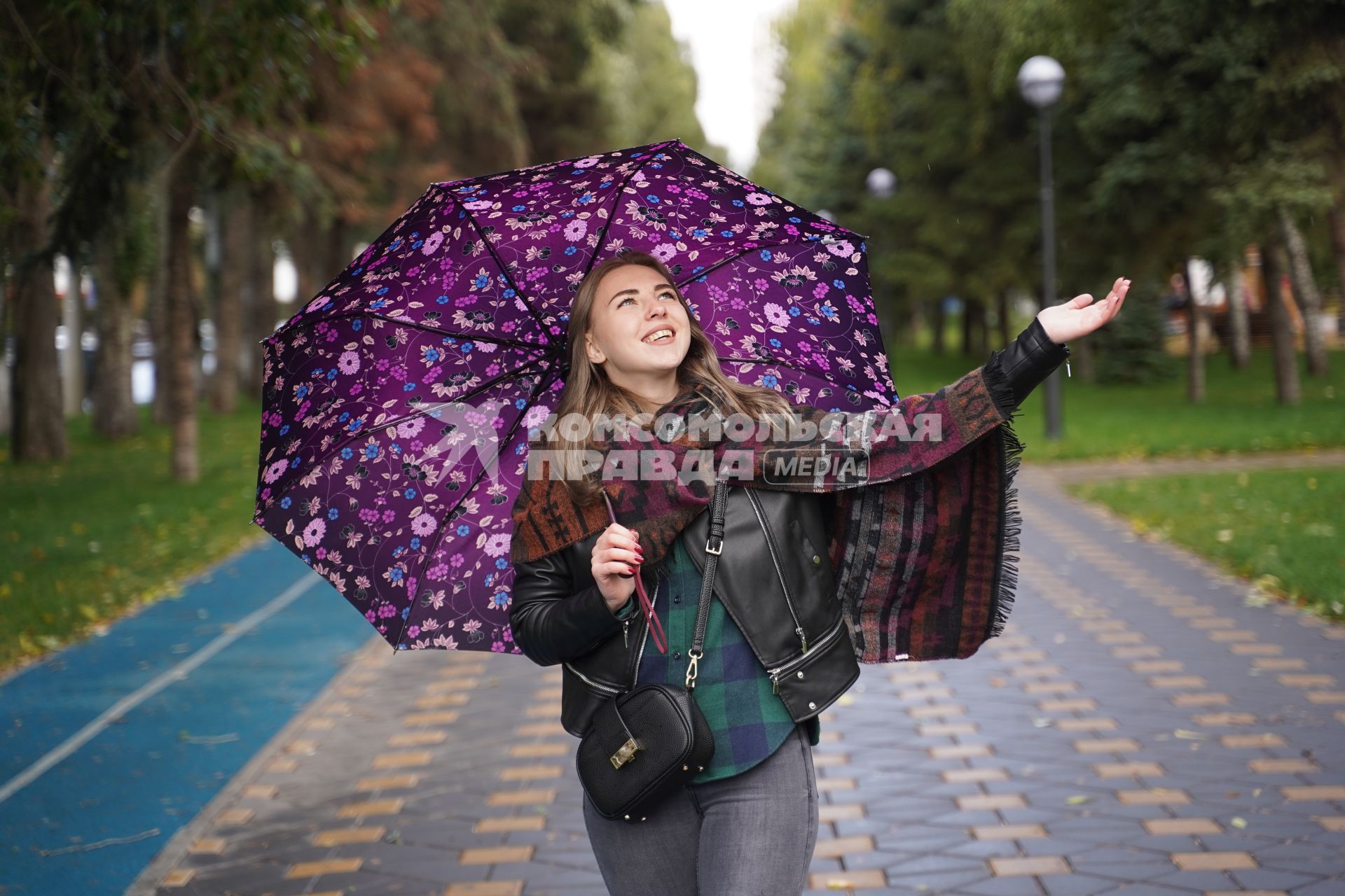 Самара.  Девушка с зонтом под дождем.
