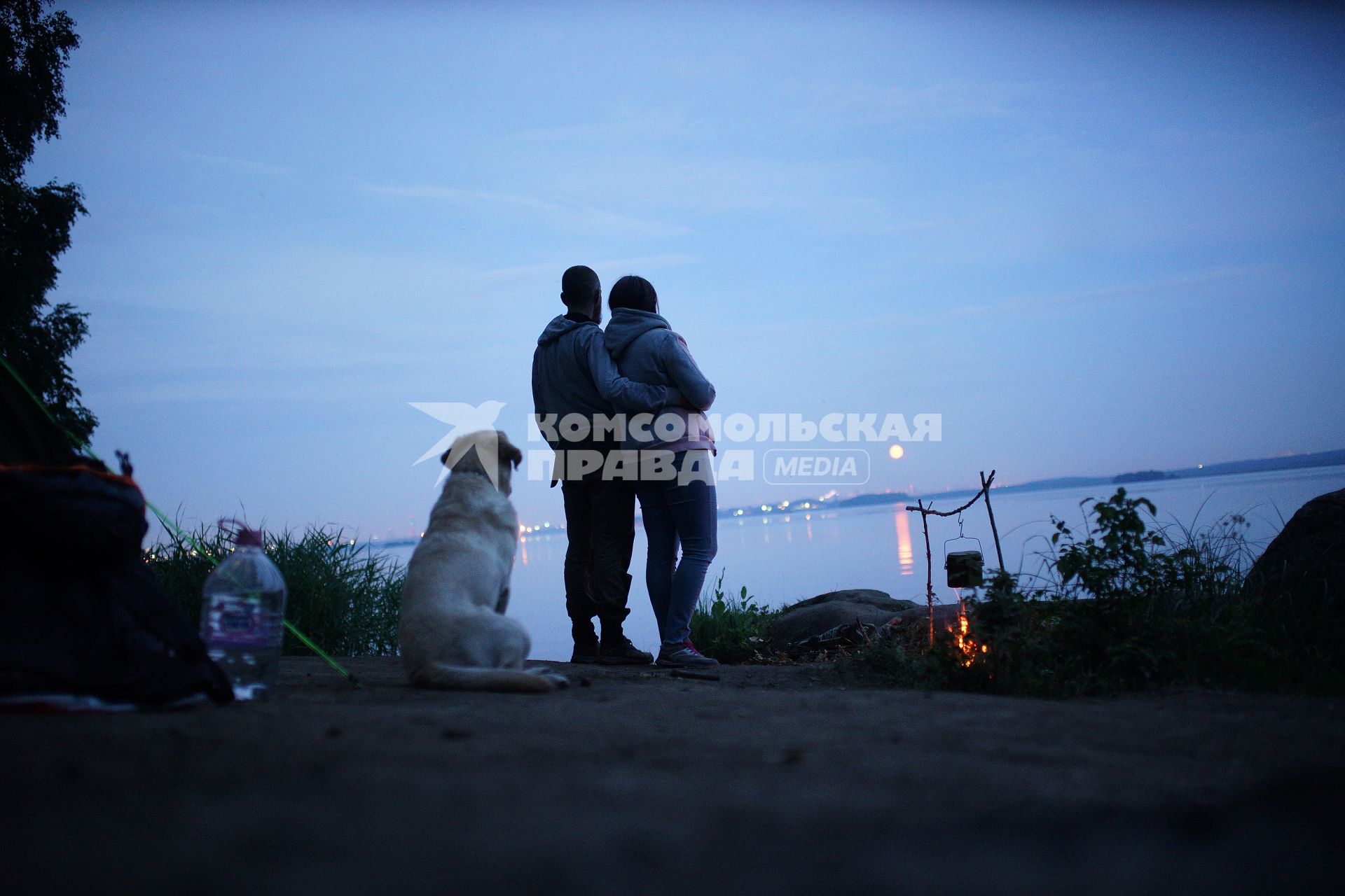 Екатеринбург. Мужчина с женщиной на берегу озера во время похода