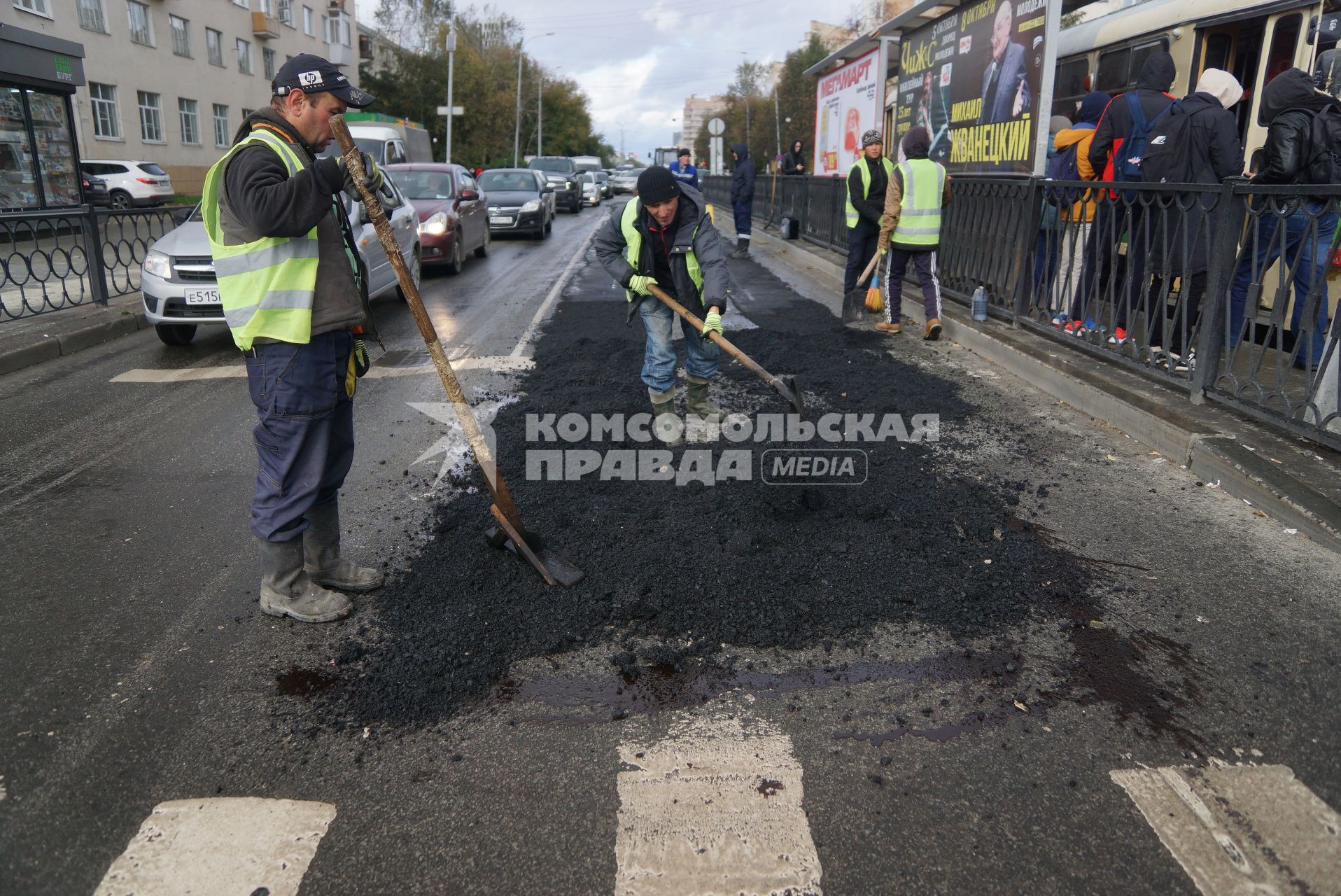 Екатеринбург. Дорожные рабочие ремонтируют дорогу убирая колею