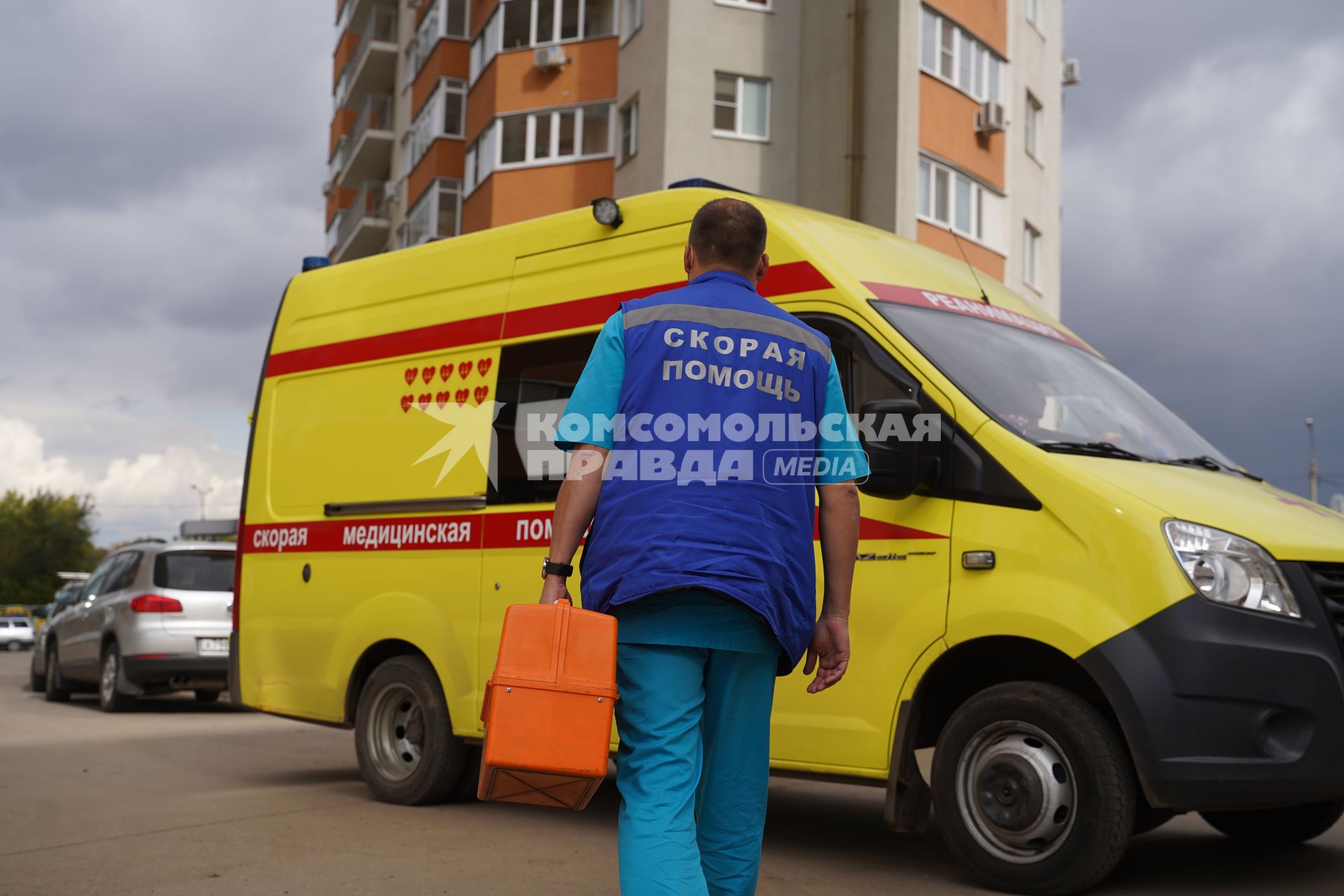 Самара.  Сотрудник скорой медицинской помощи на одной из улиц города.