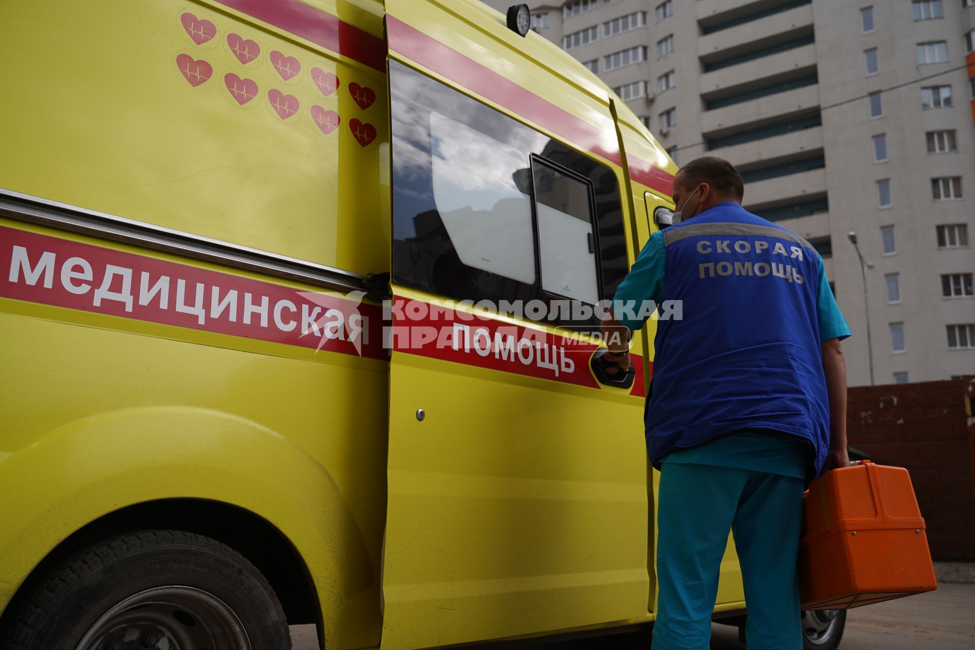 Самара.  Сотрудник скорой медицинской помощи на одной из улиц города.