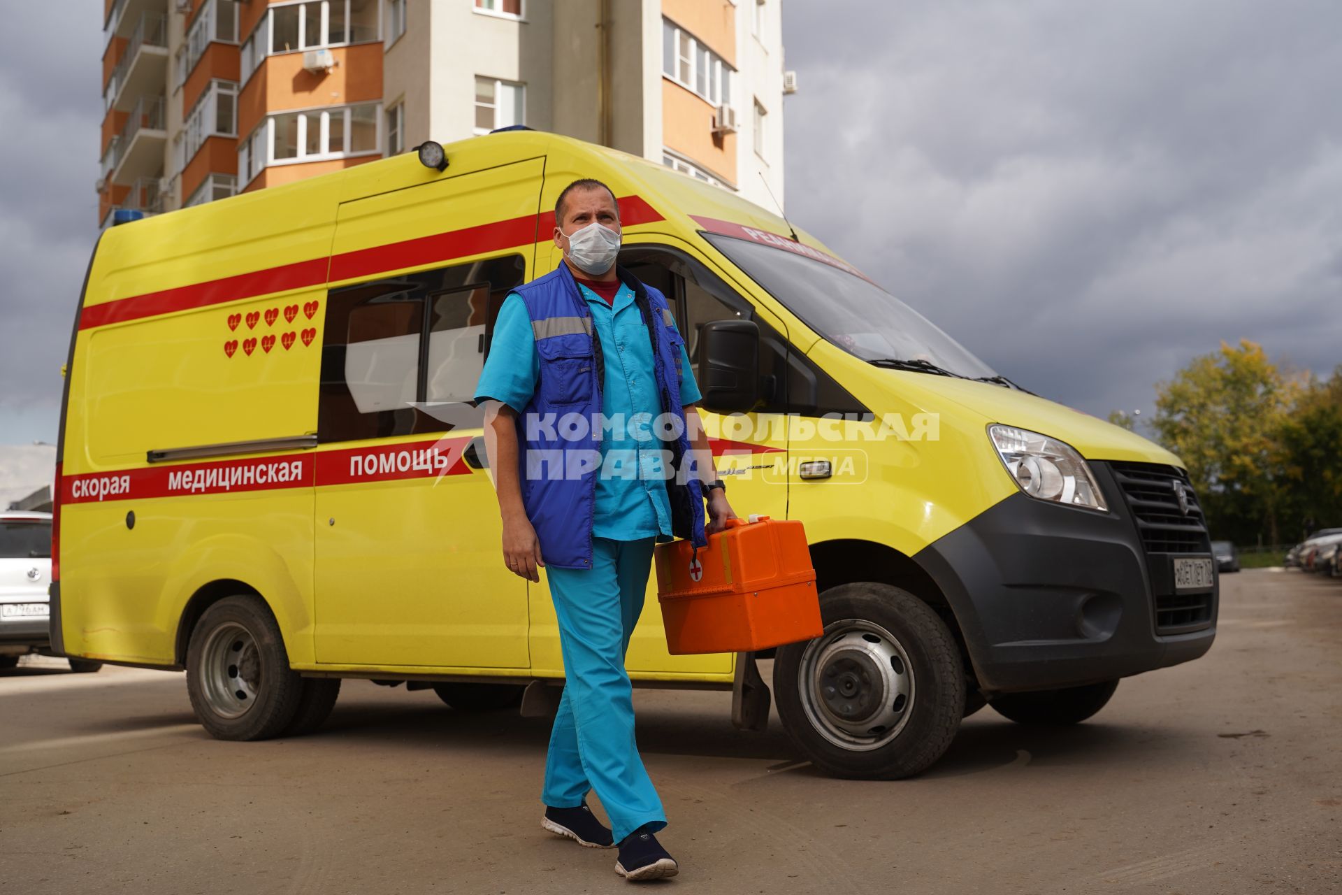 Самара.  Сотрудник скорой медицинской помощи на одной из улиц города.