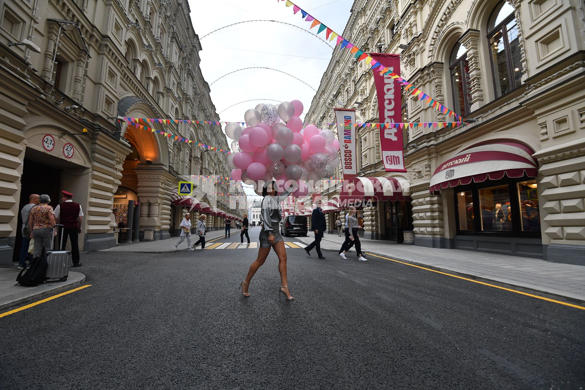 Москва. Девушка  с воздушными шарами  в Ветошном переулке.