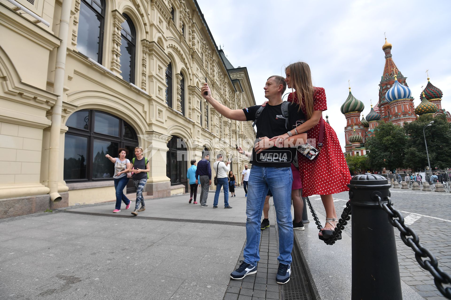 Москва. Молодые люди фотографируются на Красной площади.