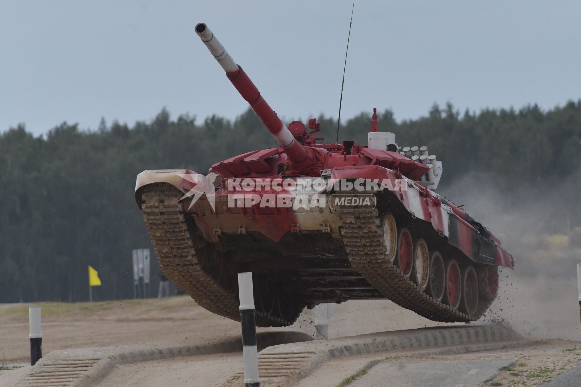 Московская область.  Танк Т-72Б3   на соревнованиях `Танковый биатлон` в рамках Армейских международных игр-2019 на полигоне Алабино.