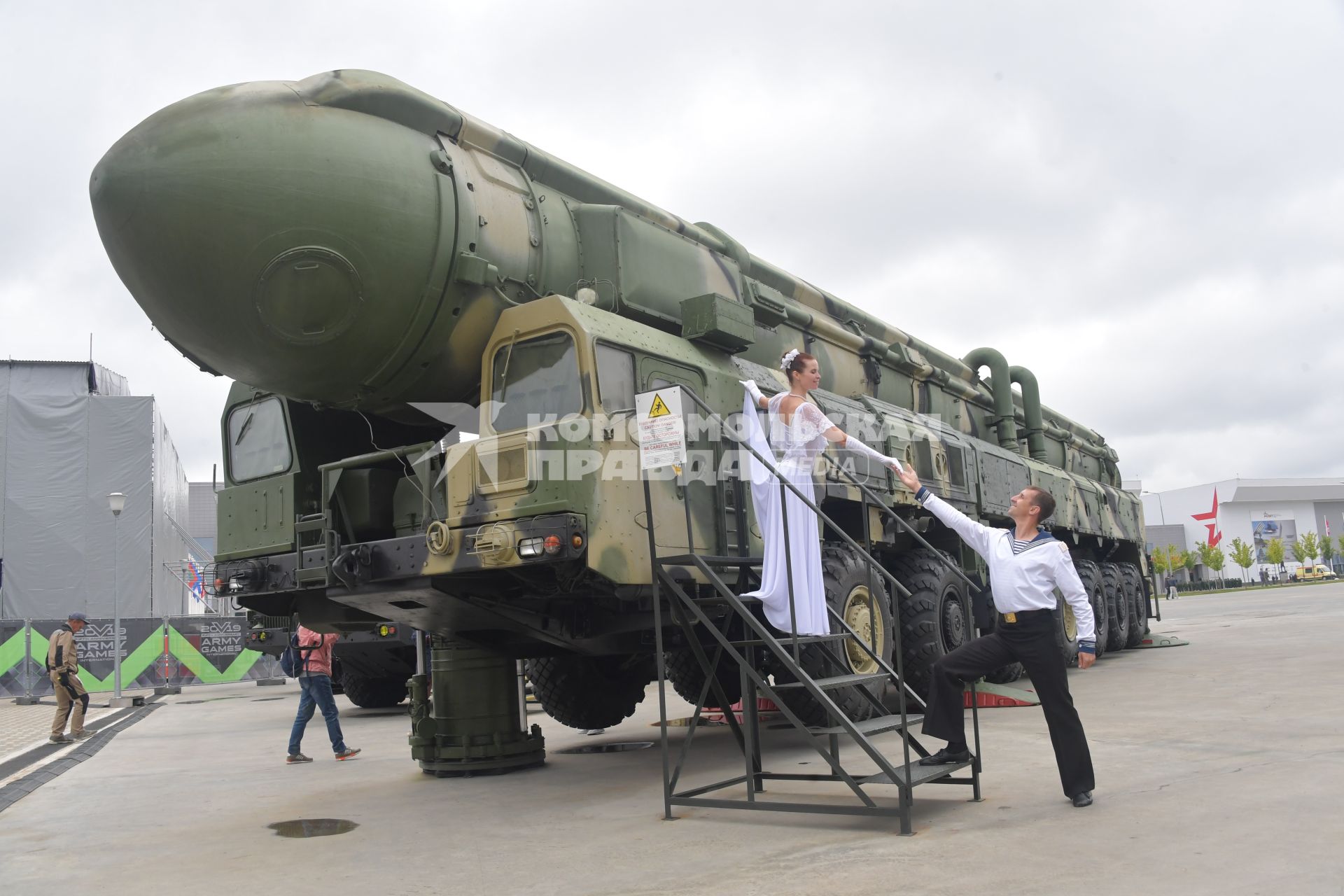 Московская область.   Танцоры у пусковой установки `Тополь`  во время открытия `Армейских международных игр-`2019` на территории выставочного центра `Патриот`.