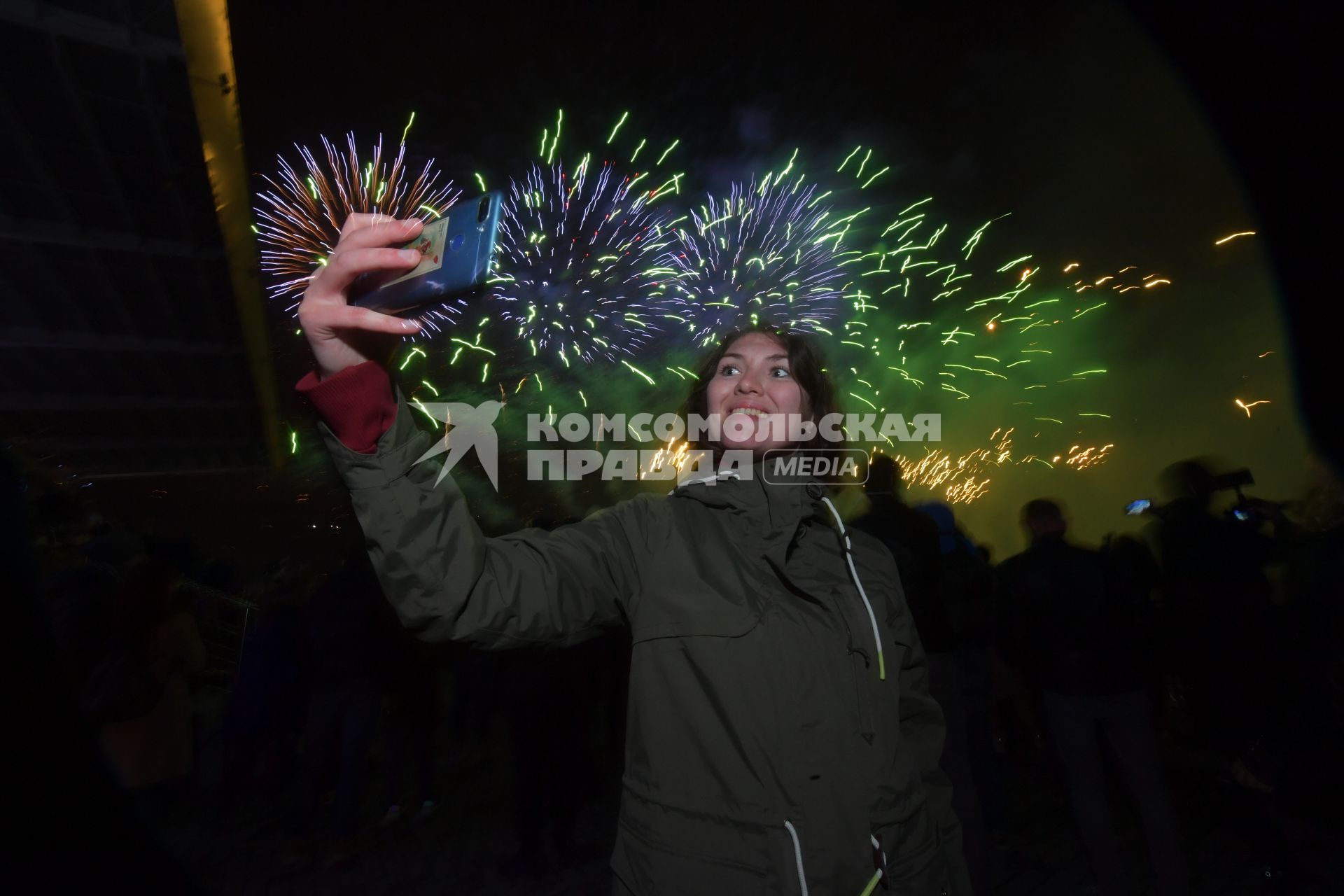 Москва.   Посетители мультимедийного светового шоу на московском международном фестивале `Круг света 2019` на Гребном канале.