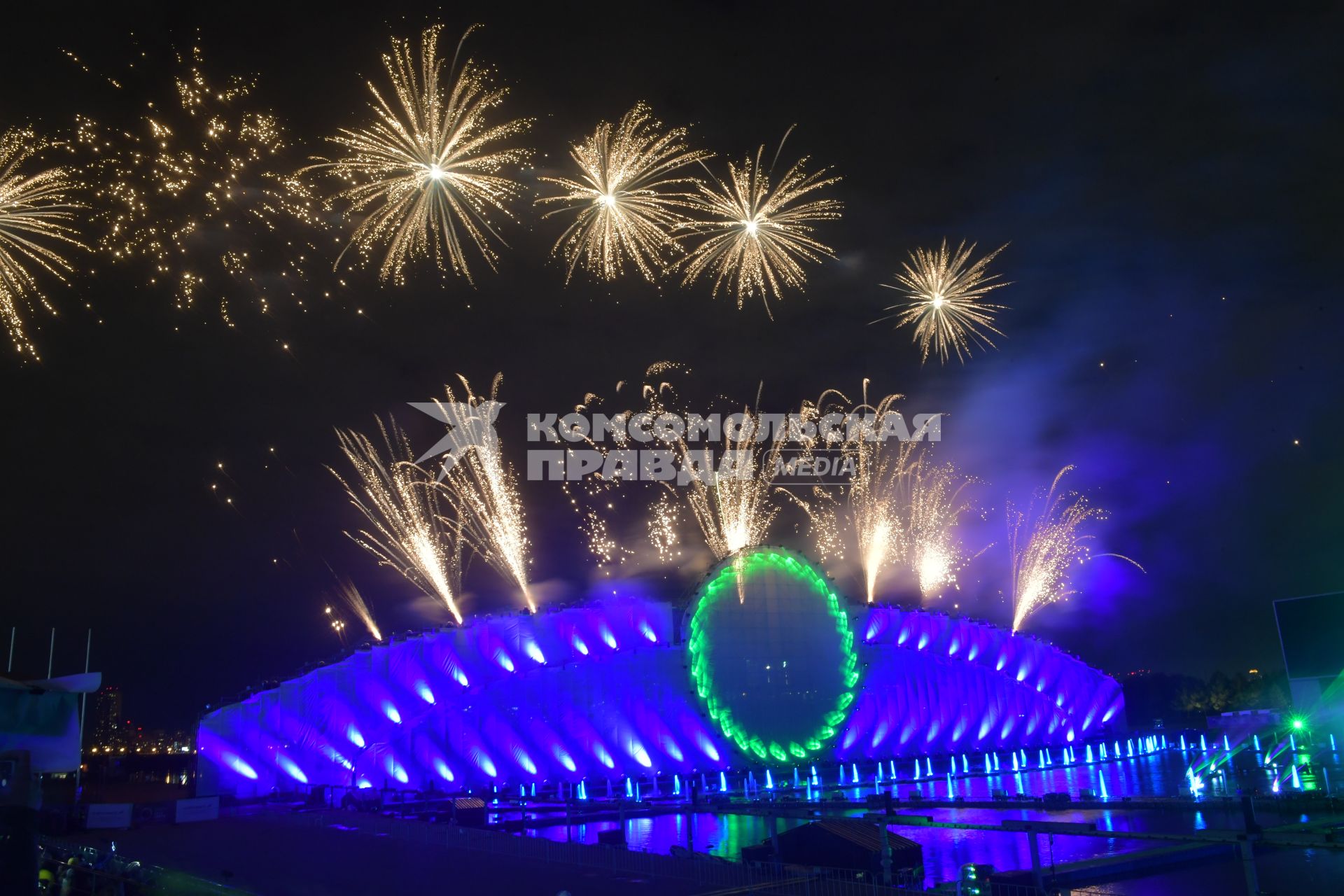 Москва.  Мультимедийное  световое шоу на московском международном фестивале `Круг света 2019` на Гребном канале.