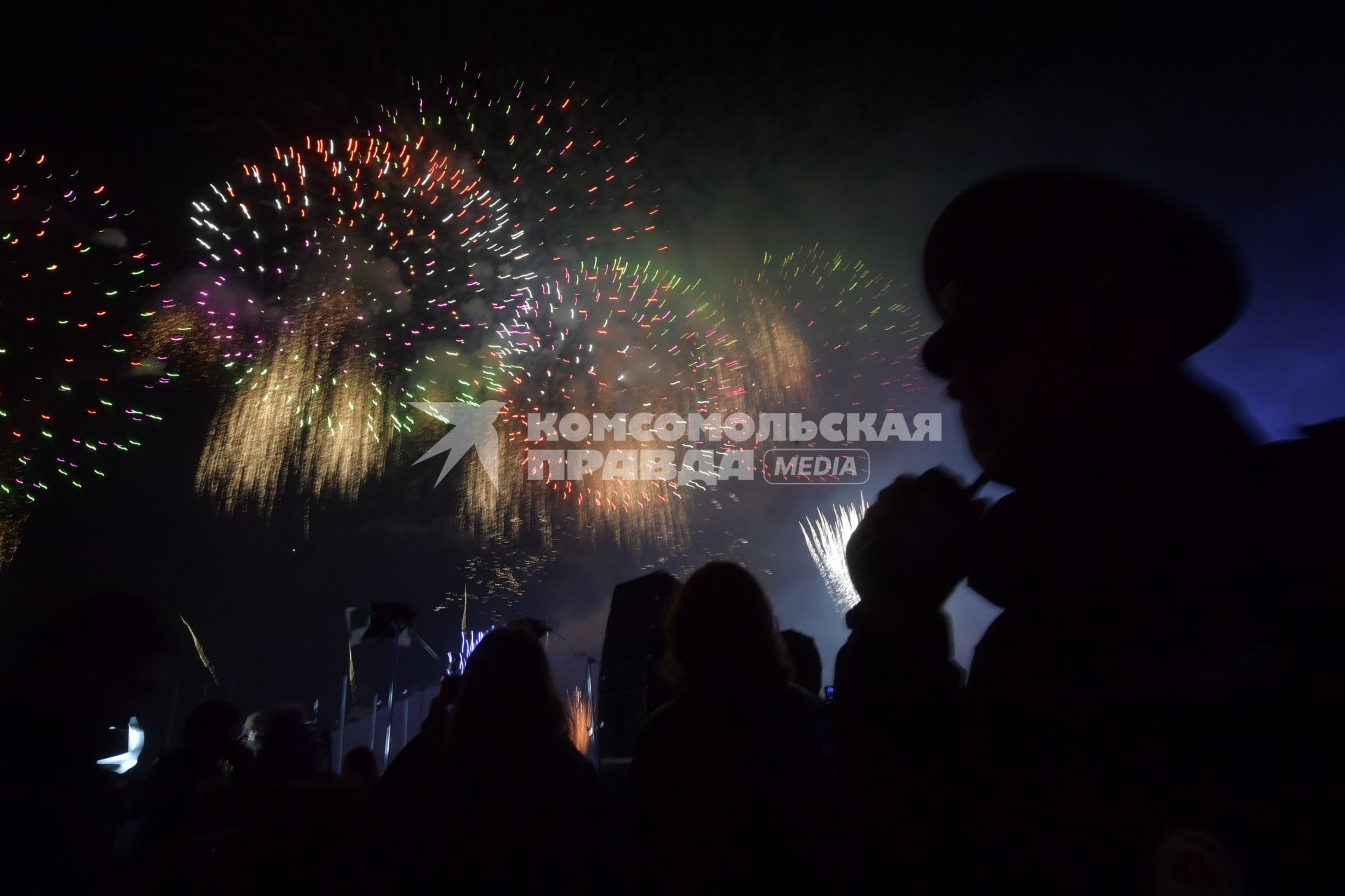 Москва.   Посетители мультимедийного светового шоу на московском международном фестивале `Круг света 2019` на Гребном канале.