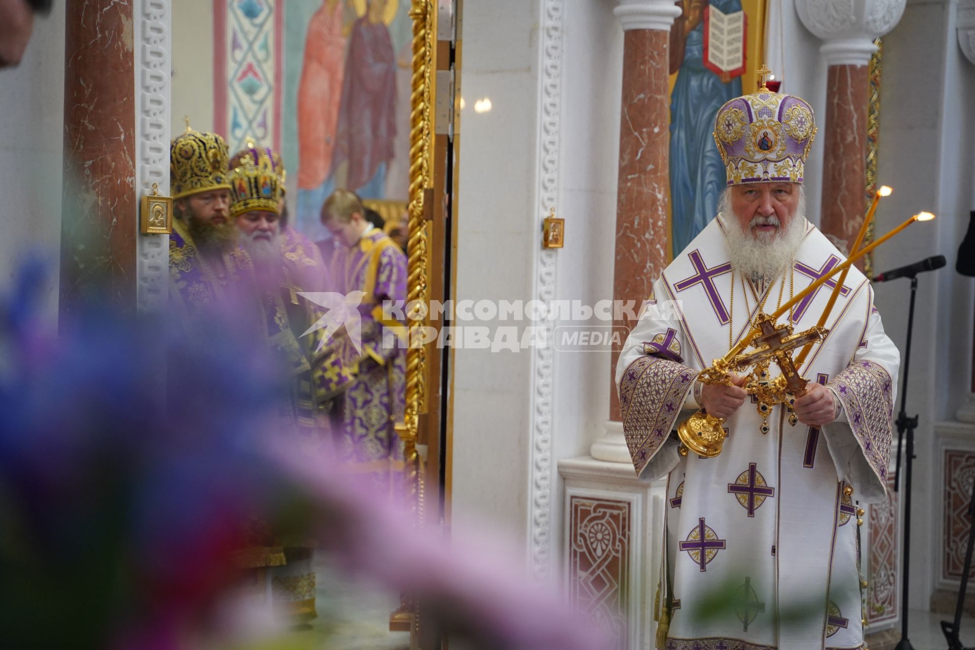 Самара. Патриарх Московский и Всея Руси Кирилл  во время литургии и освящения Софийского собора.