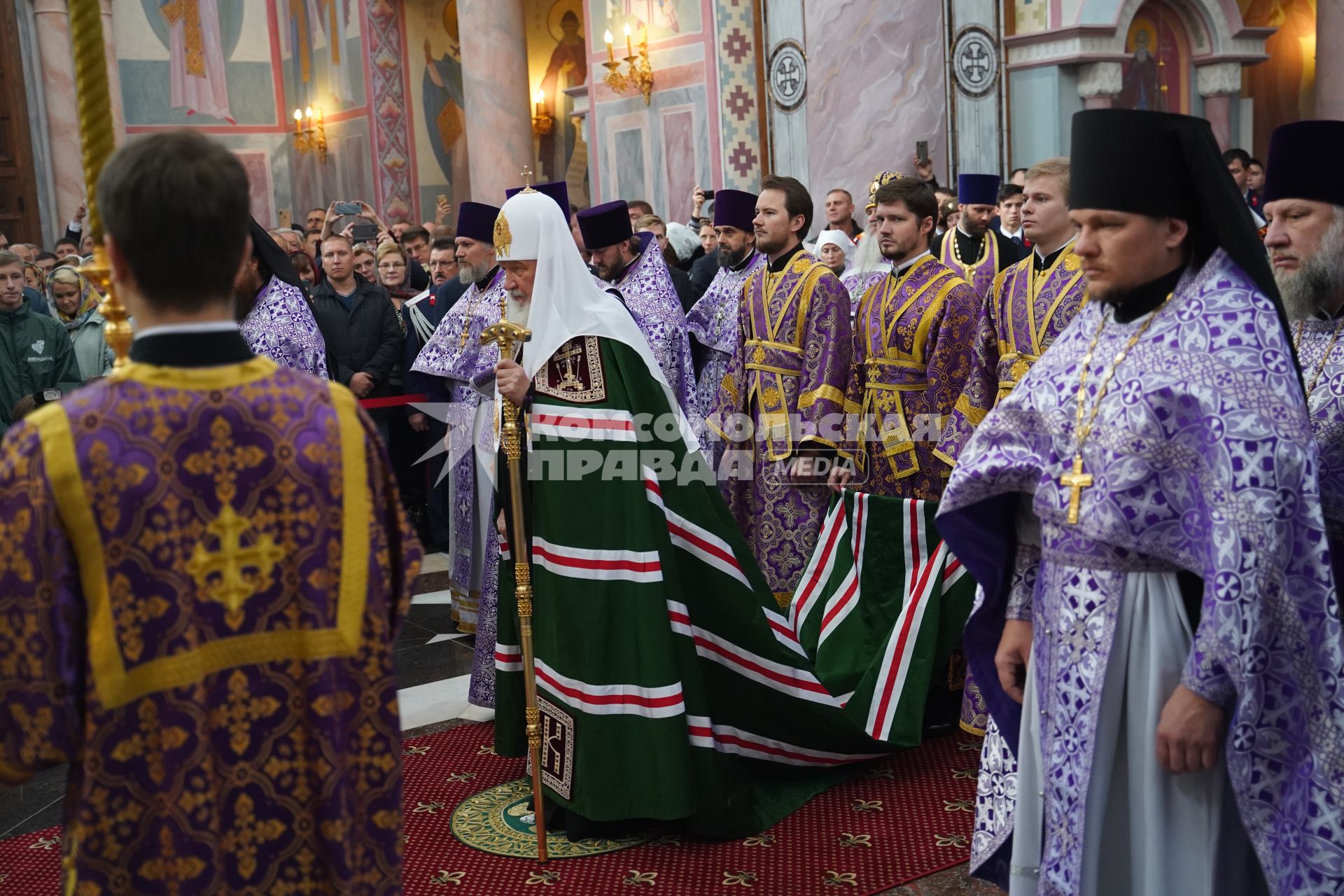 Самара. Патриарх Московский и Всея Руси Кирилл  во время литургии и освящения Софийского собора.