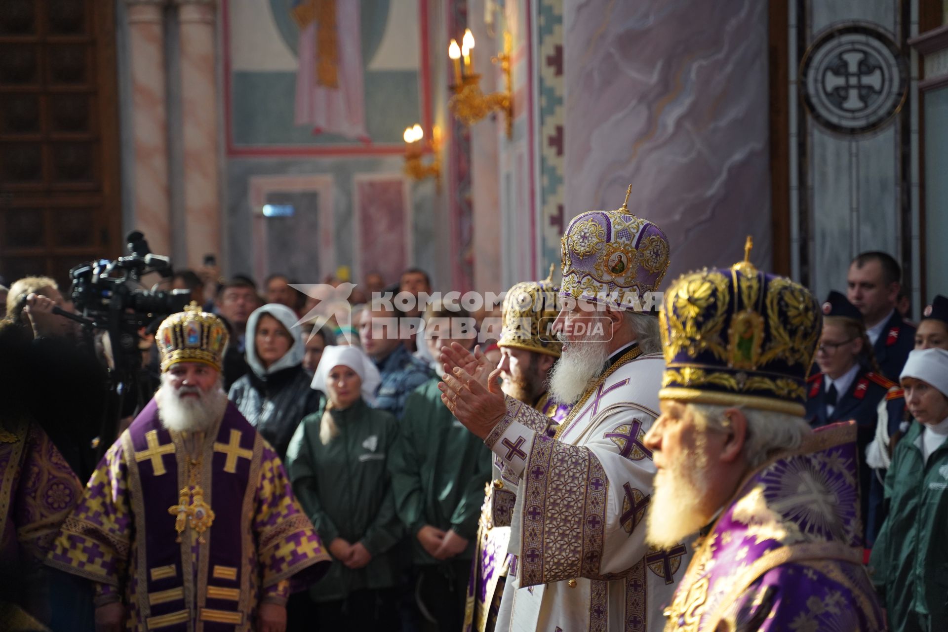 Самара. Патриарх Московский и Всея Руси Кирилл  во время литургии и освящения Софийского собора.