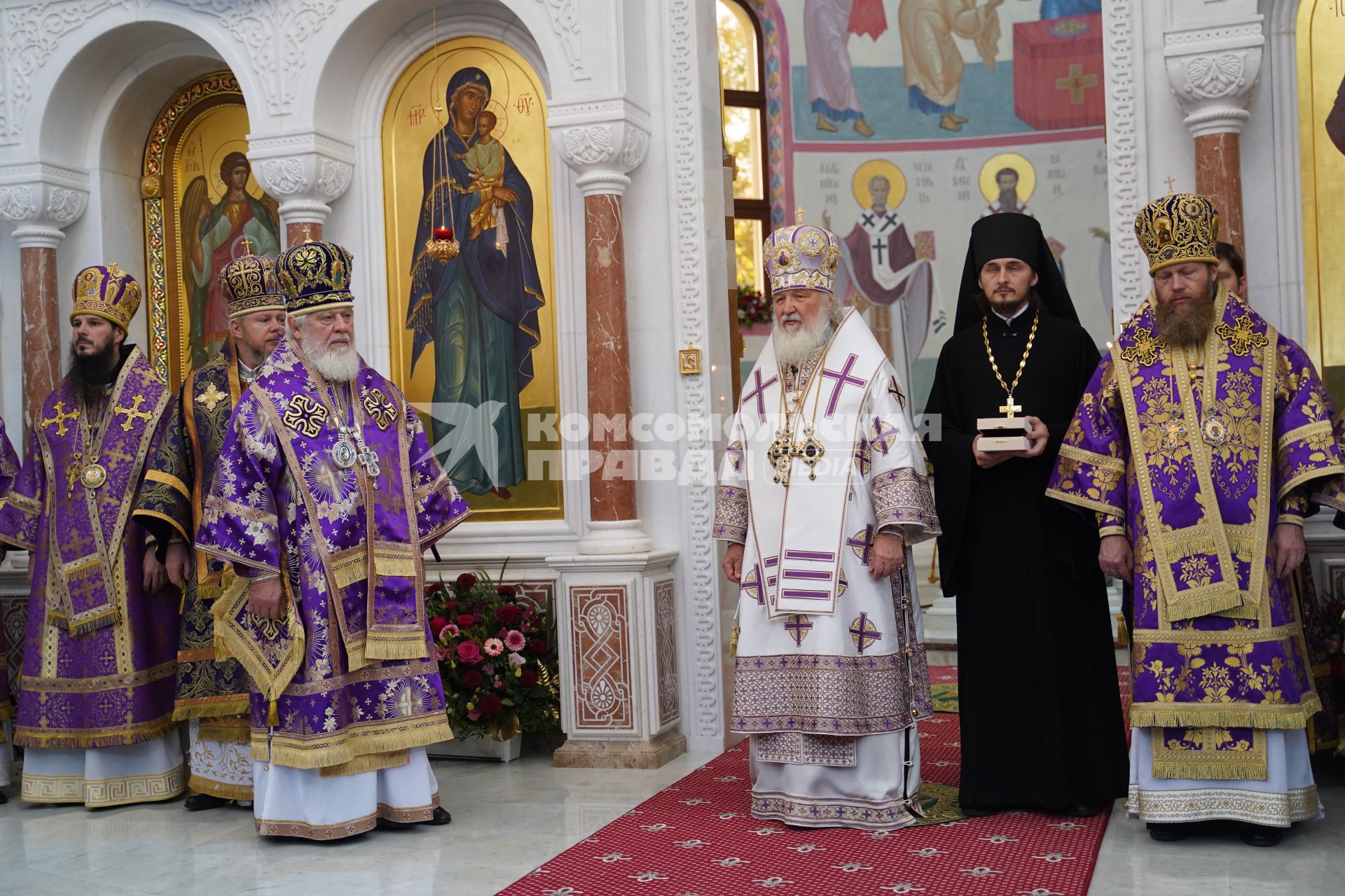 Самара. Патриарх Московский и Всея Руси Кирилл  во время литургии и освящения Софийского собора.