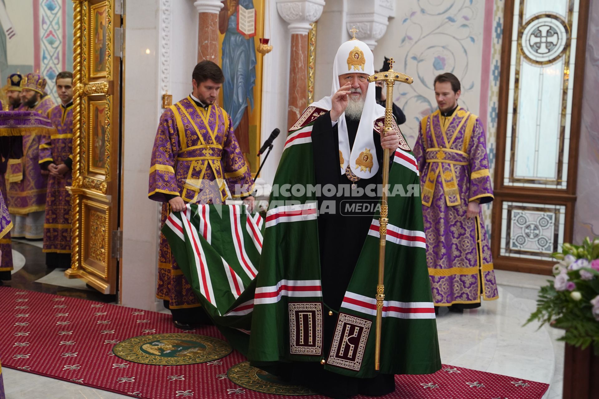 Самара. Патриарх Московский и Всея Руси Кирилл  во время литургии и освящения Софийского собора.