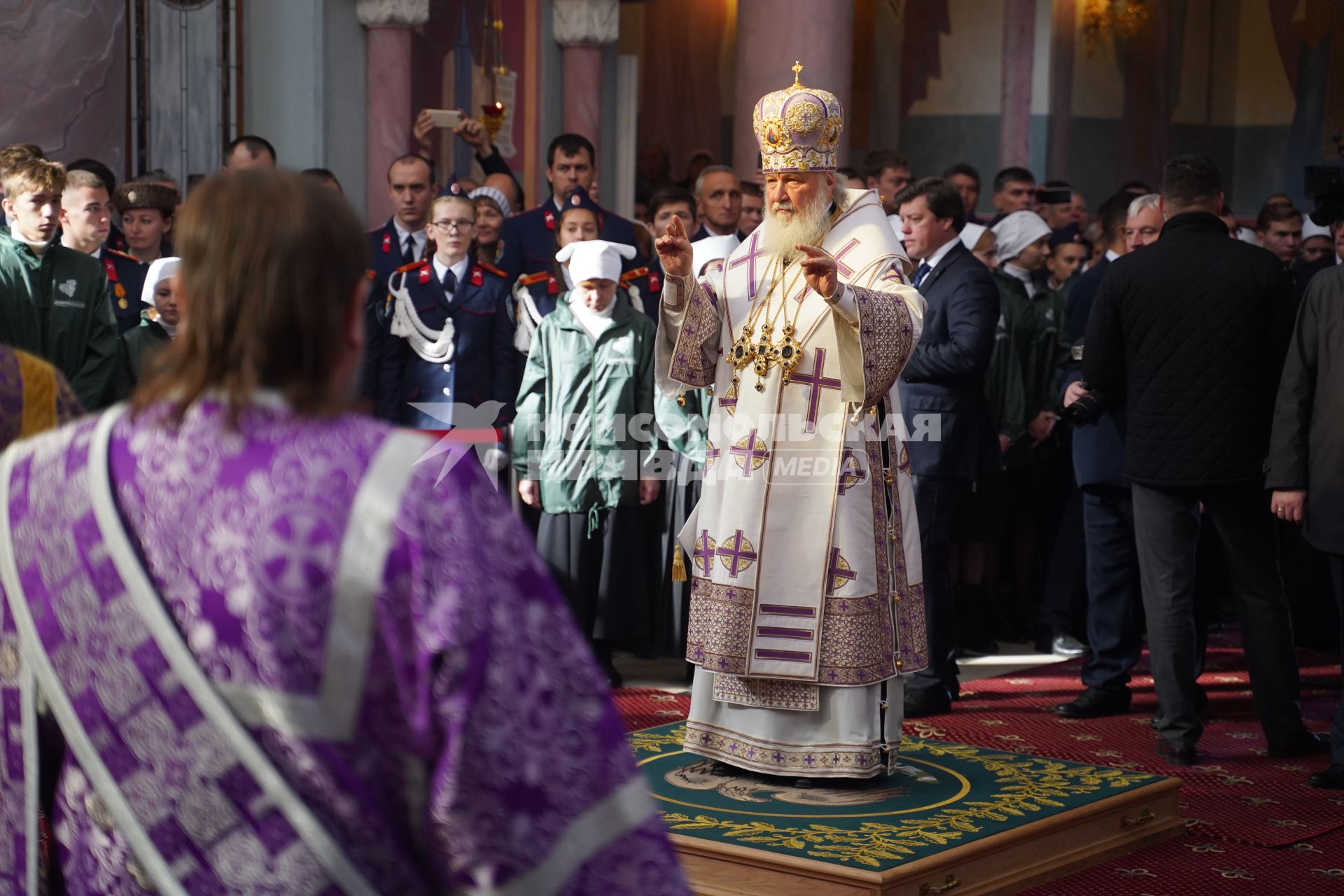 Самара. Патриарх Московский и Всея Руси Кирилл  во время литургии и освящения Софийского собора.