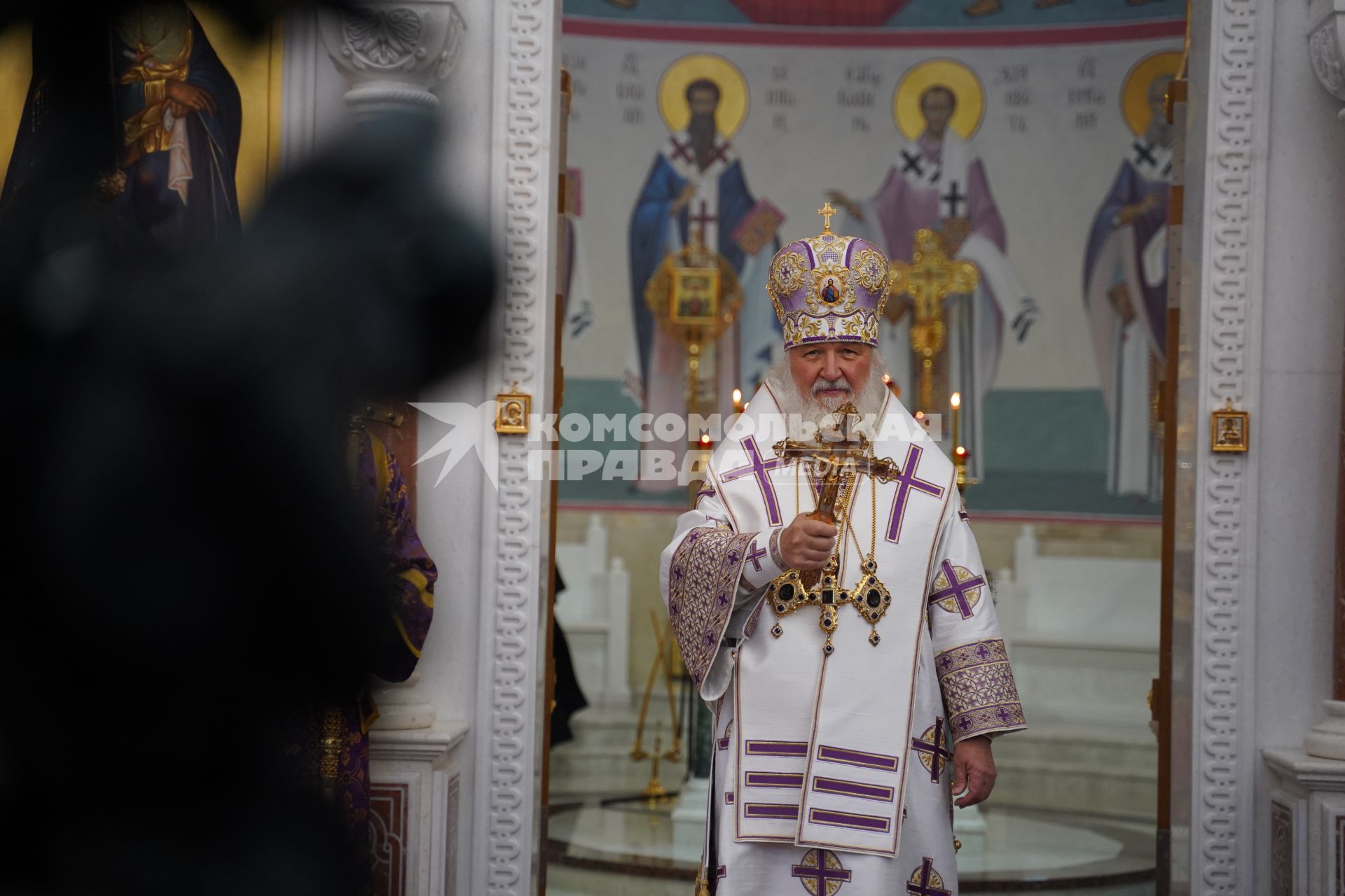 Самара. Патриарх Московский и Всея Руси Кирилл  во время литургии и освящения Софийского собора.