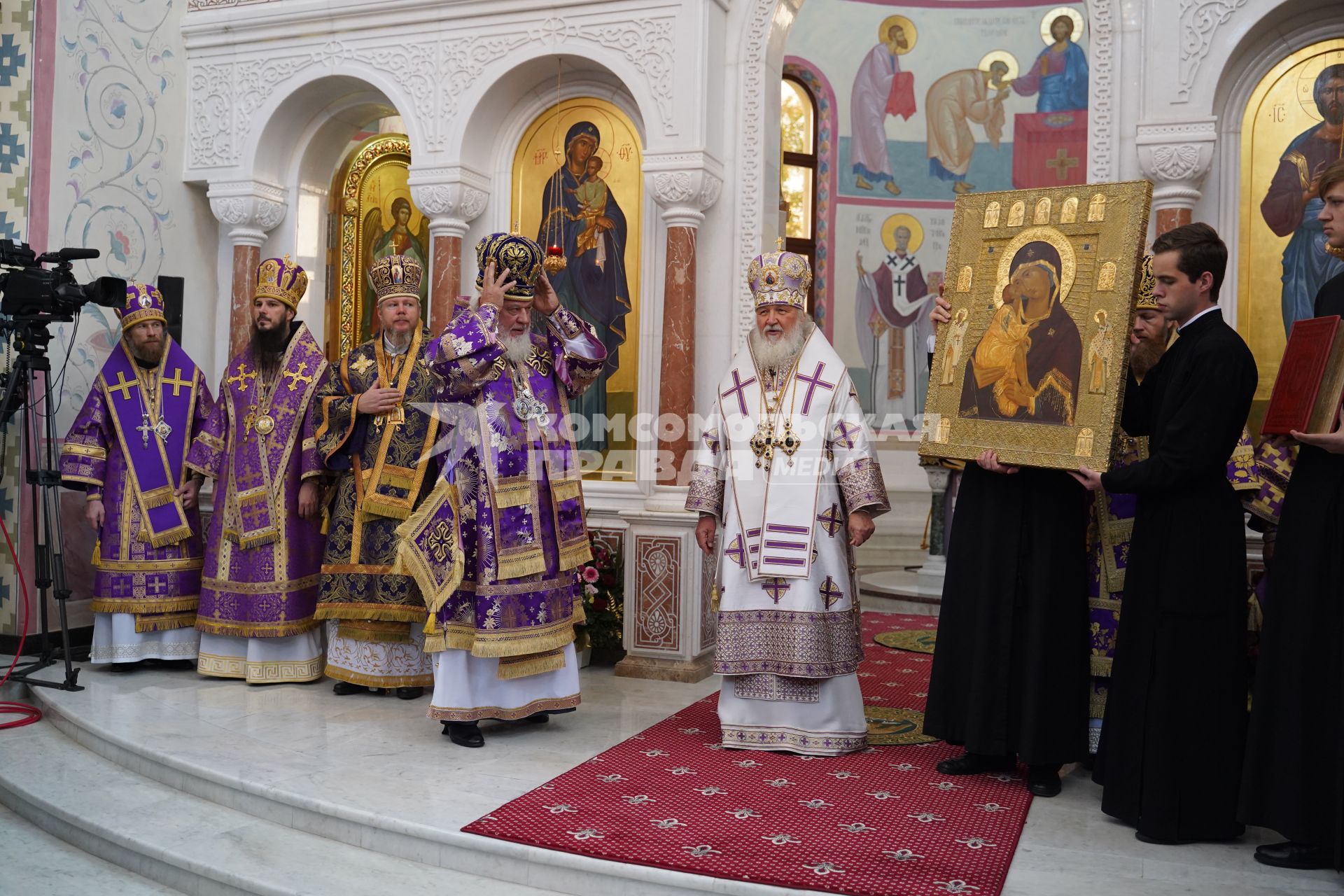 Самара. Патриарх Московский и Всея Руси Кирилл  во время литургии и освящения Софийского собора.