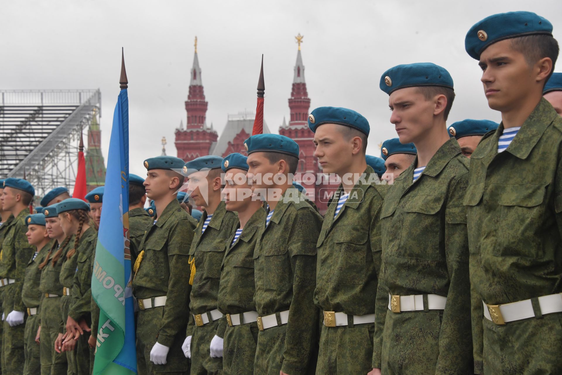 Москва. Курсанты Рязанского высшего воздушно-десантного командного училища имени генерала В.Ф. Маргелова на Красной площади во время празднования Дня ВДВ.