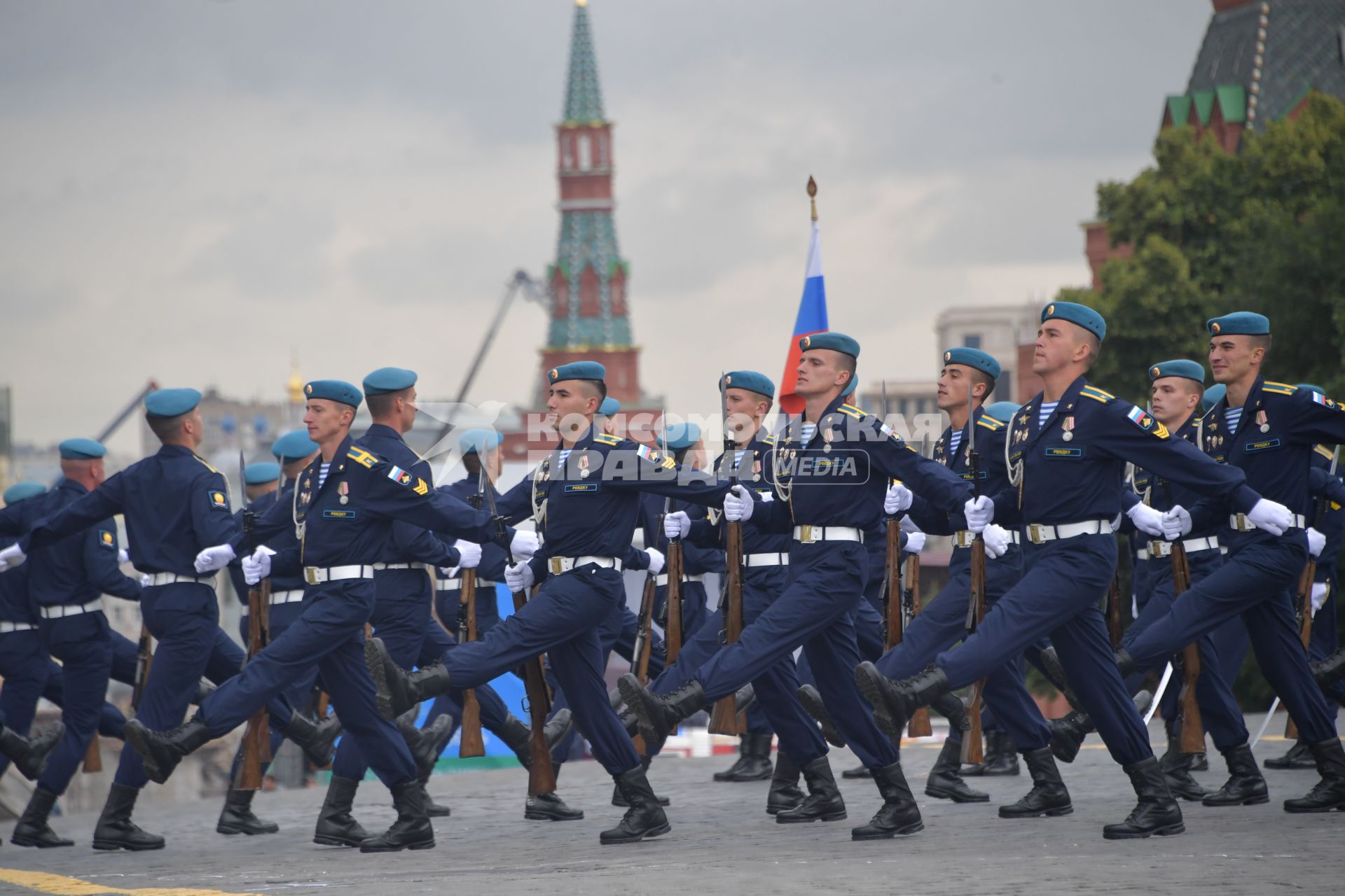 Москва. Курсанты Рязанского высшего воздушно-десантного командного училища имени генерала В.Ф. Маргелова на Красной площади во время показательных выступлений  во время празднования Дня ВДВ.