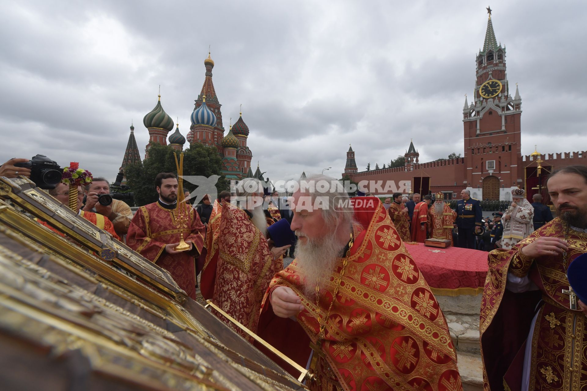 Москва. Торжественный молебен памяти святого пророка Илии на Лобном месте в честь празднования Дня Воздушно-десантных войск на Красной площади.