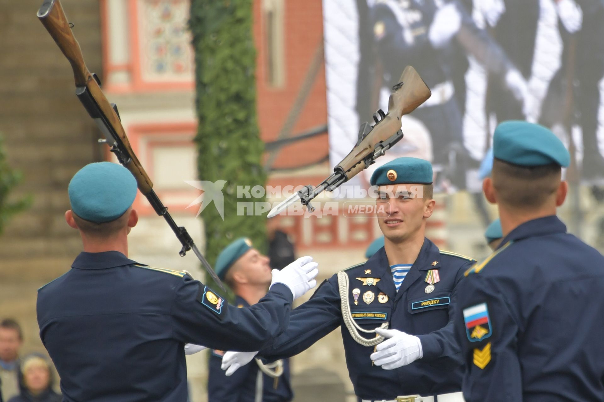 Москва. Курсанты Рязанского высшего воздушно-десантного командного училища имени генерала В.Ф. Маргелова на Красной площади во время показательных выступлений  во время празднования Дня ВДВ.