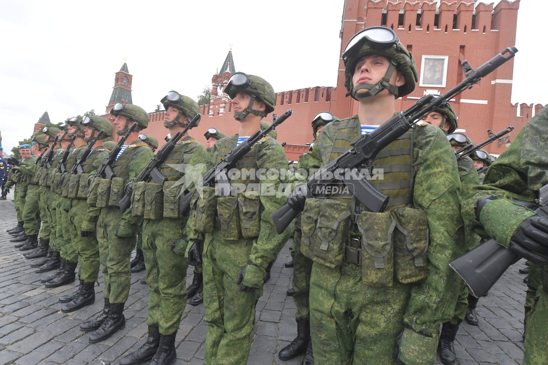 Москва. Курсанты Рязанского высшего воздушно-десантного командного училища имени генерала В.Ф. Маргелова на Красной площади во время празднования Дня ВДВ.