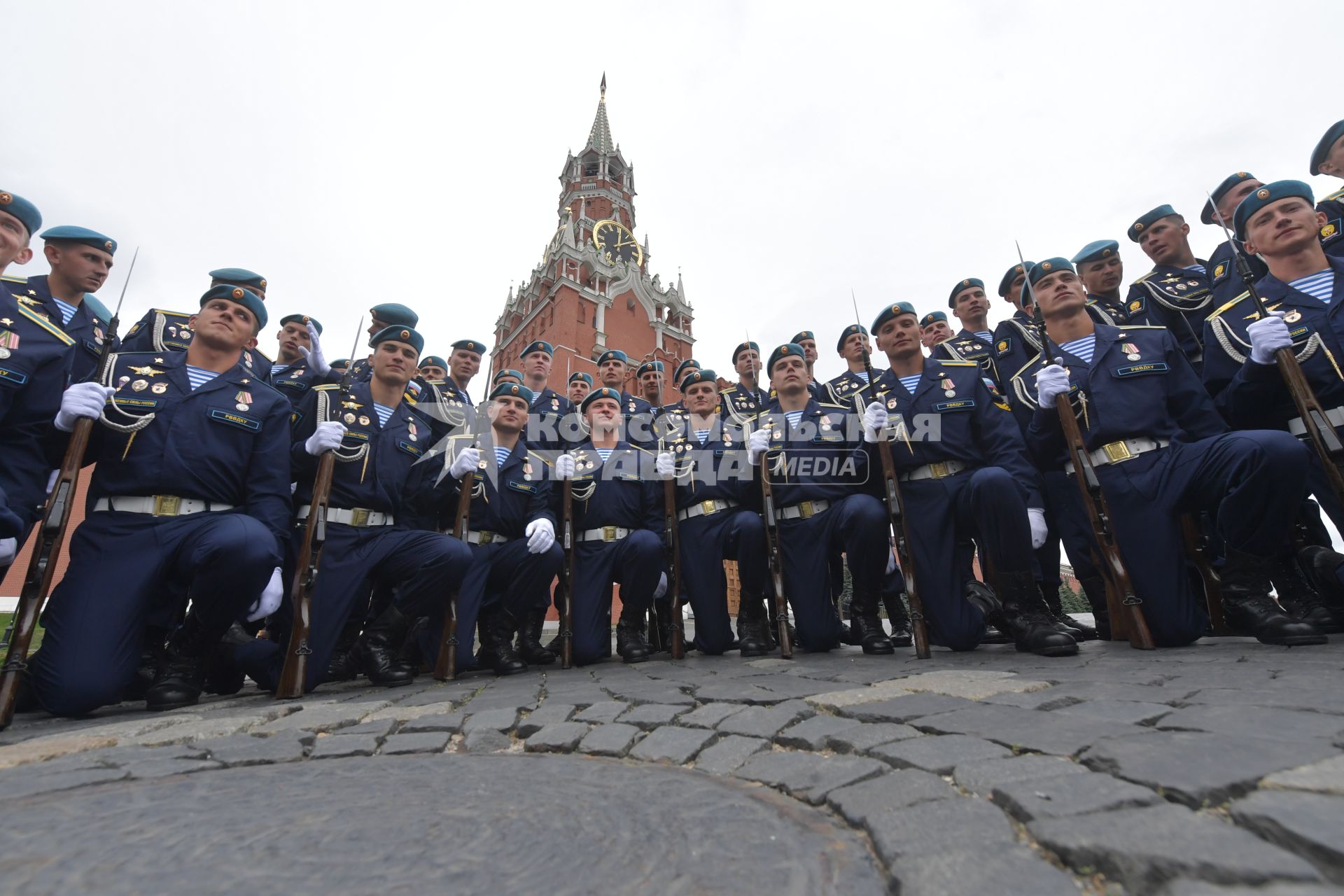 Москва. Курсанты Рязанского высшего воздушно-десантного командного училища имени генерала В.Ф. Маргелова на Красной площади во время празднования Дня ВДВ.