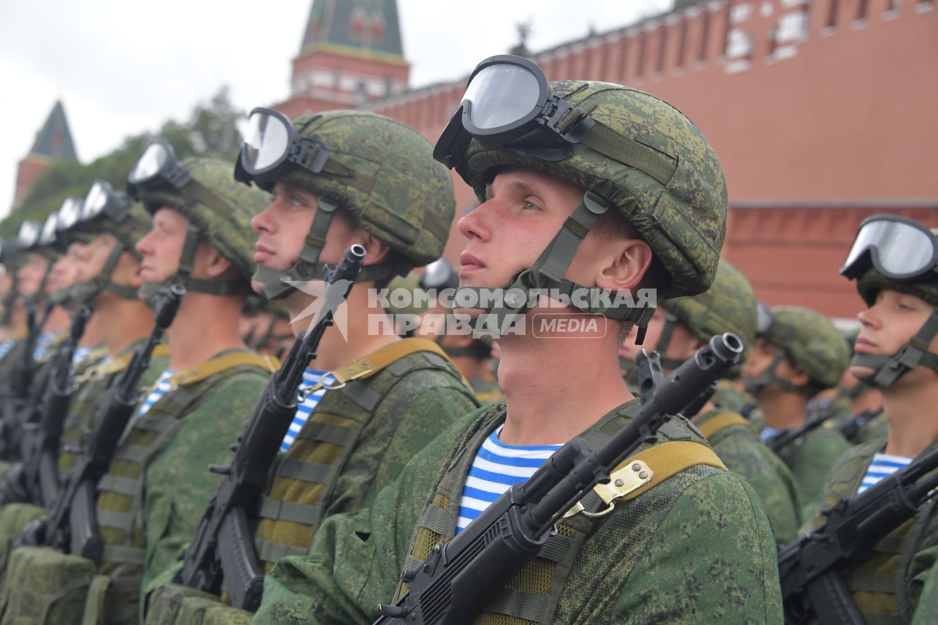 Москва. Курсанты Рязанского высшего воздушно-десантного командного училища имени генерала В.Ф. Маргелова на Красной площади во время празднования Дня ВДВ.